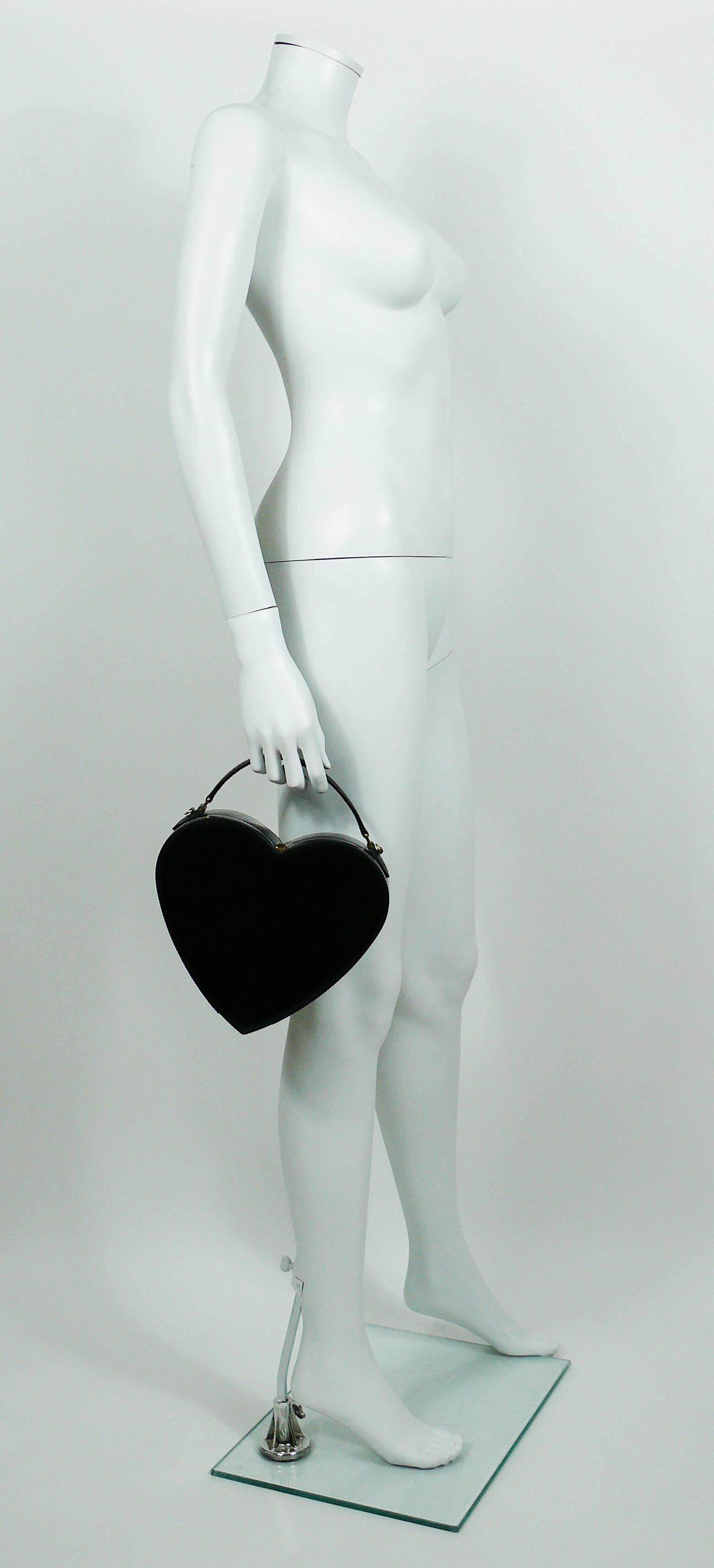 MOSCHINO vintage rare iconic black patent leather heart bag.

This bag features :
- Heart shaped rigid body in black patent leather.
- Convertible : top handle and shoulder bag (matching strap).
- Top push button closure.
- Black signature canvas