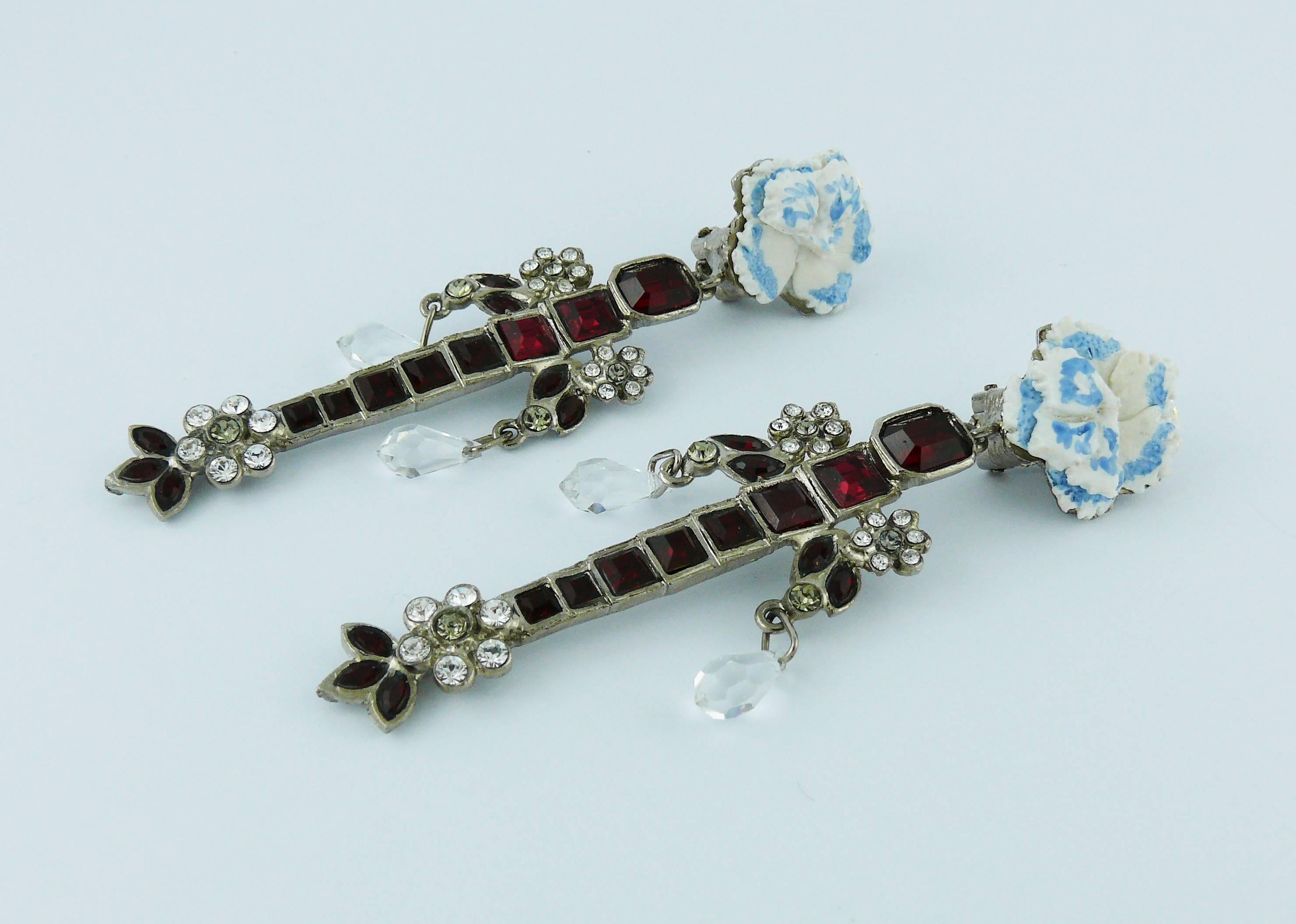 CHRISTIAN LACROIX vintage silver toned dangling earrings (clip-on) featuring a porcelain flower top, ruby and clear-grey crystal embellishement.

Marked CHRISTIAN LACROIX CL Made in France.

Indicative measurements : length approx. 8.6 cm (3.39