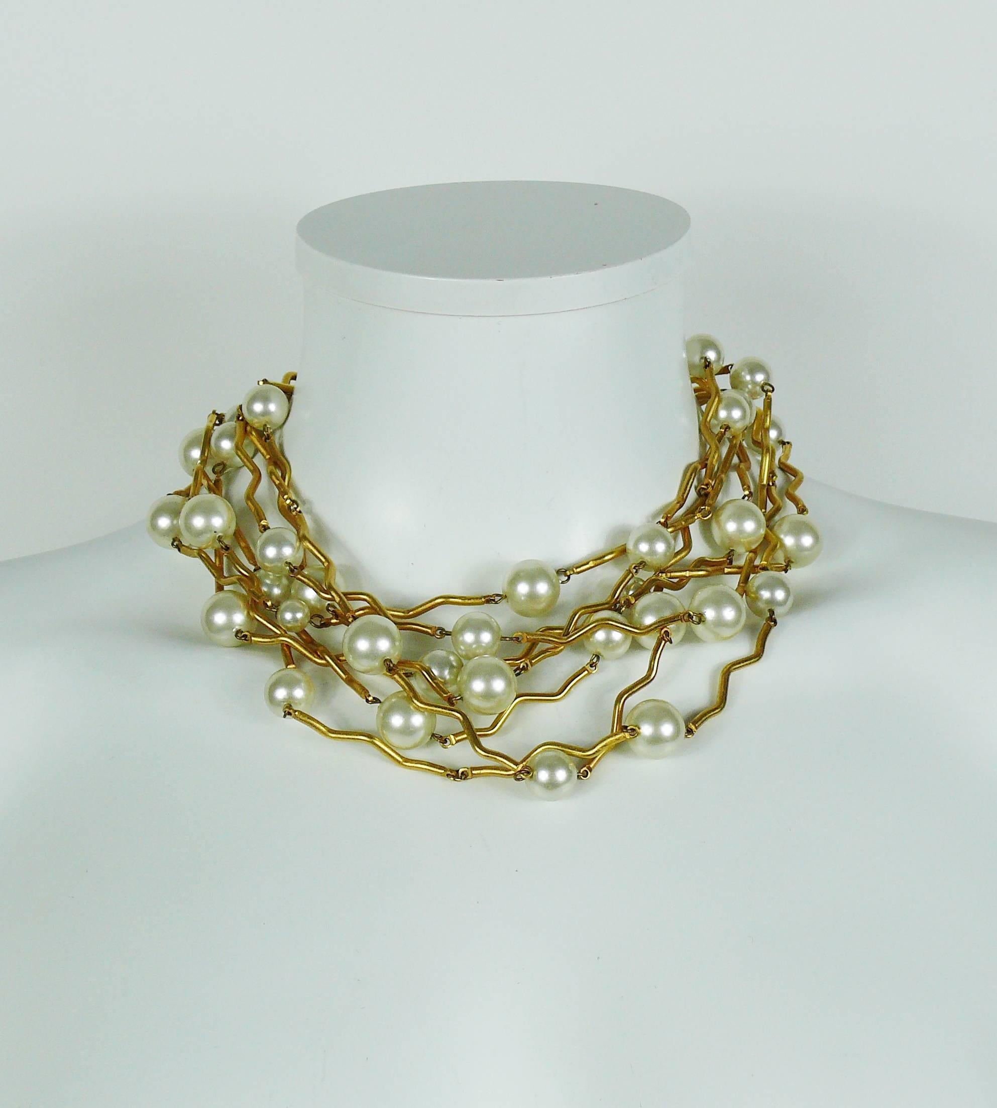 Collier moderniste vintage multibrins BICHE DE BERE:: composé de fausses perles (base résine) alternant avec des maillons en zig-zag de couleur or mat. 

Fermeture par barre en T et anneau. 

Gaufré BICHE DE BERE. 

Mesures indicatives : longueur