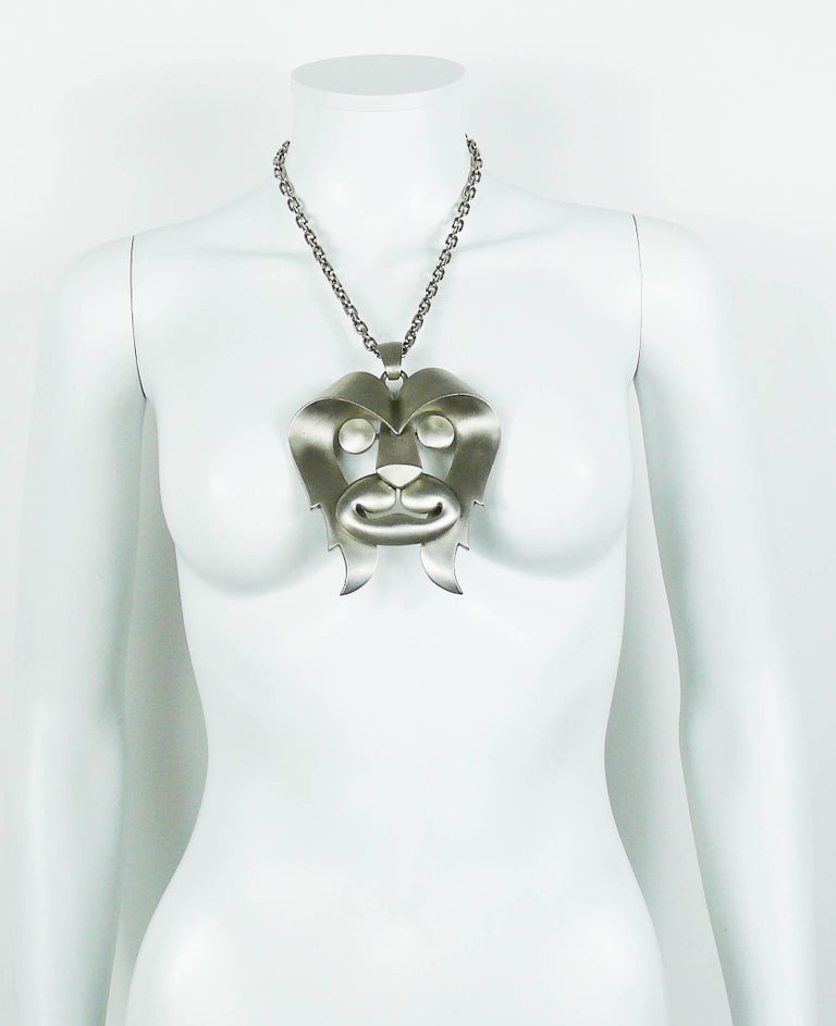 PIERRE CARDIN vintage 1960s oversized brushed silver tone lion pendant with original chain.

Ring clasp closure.

Embossed PIERRE CARDIN © (pendant reverse).
Chain is unmarked.

Indicative measurements : chain total lenght approx. 52 cm (20.47