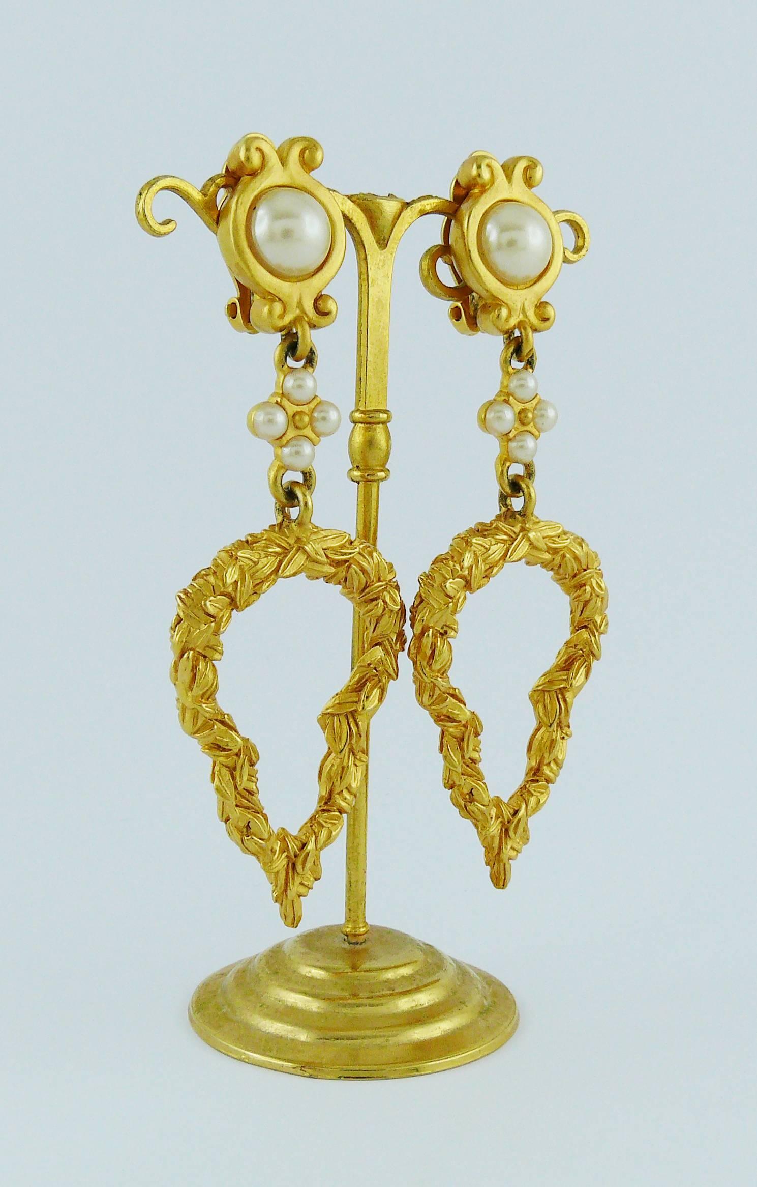 Karl Lagerfeld Vintage Gold Toned Heart and Pearl Dangling Earrings In Excellent Condition In Nice, FR