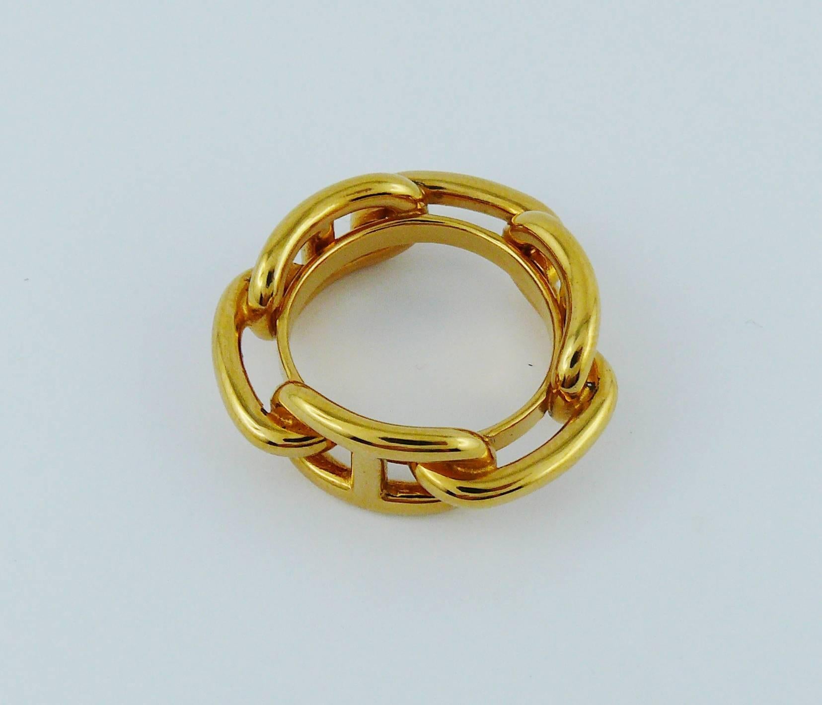 HERMES gold toned CHAINE D'ANCRE scarf ring.

Embossed HERMES.

Indicative measurements : total diameter approx. 2.9 cm (1.14 inches) / inner circumference approx. 6.30 cm (2.48 inches) / width approx. 1 cm (0.39 inch).

JEWELRY CONDITION CHART
-