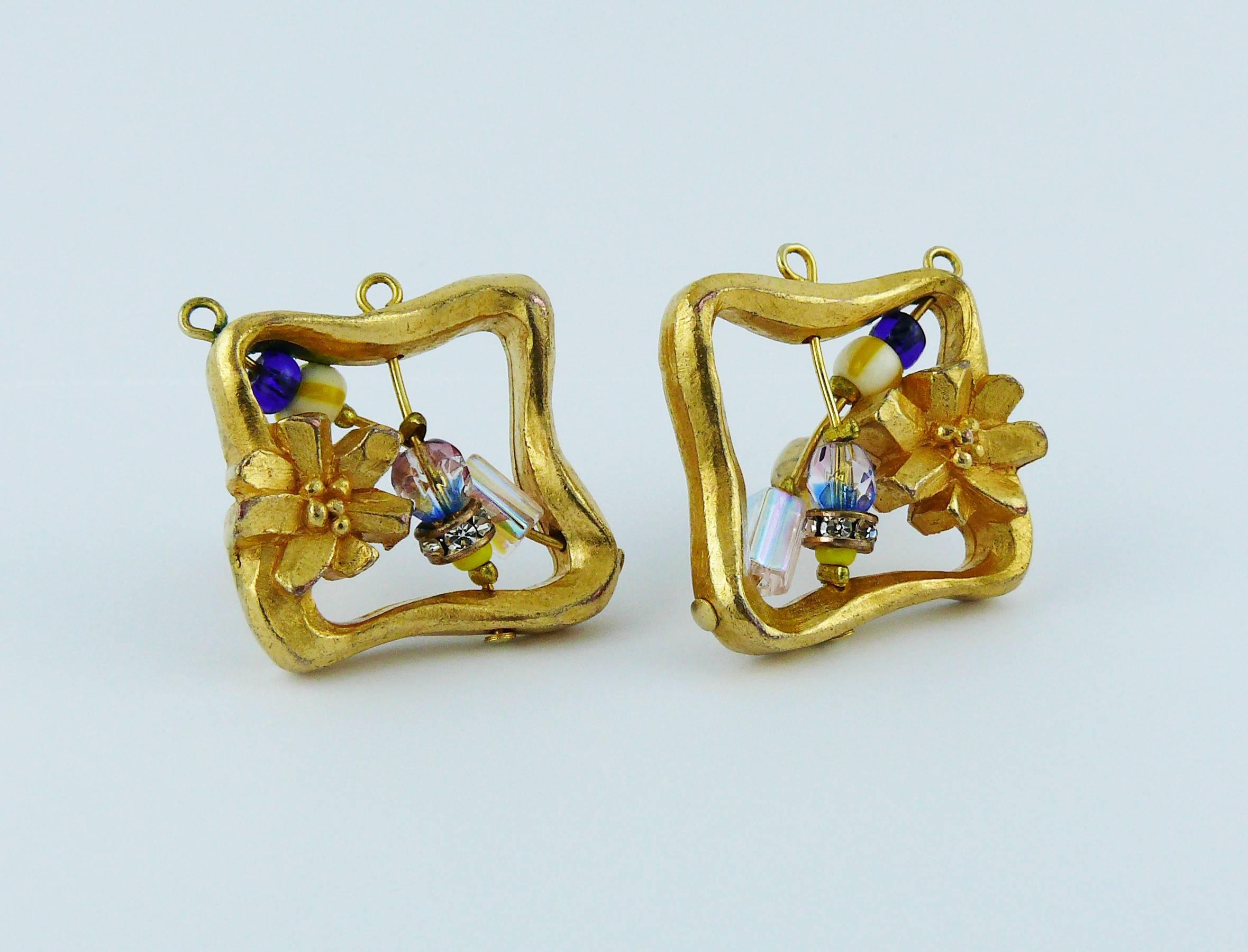 CHRISTIAN LACROIX vintage gold tone jewelled clip-on earrings.

Embossed CL Made in France.

Indicative measurements : approx. 2.9 cm (1.14 inches) x 2.9 cm (1.14 inches).

JEWELRY CONDITION CHART
- New or never worn : item is in pristine condition