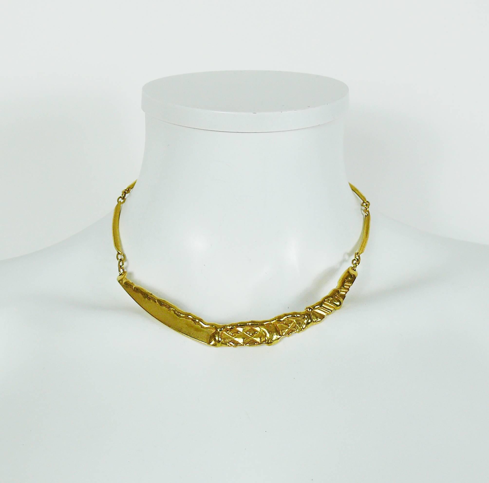 CHRISTIAN LACROIX vintage brutalist gold toned collar necklace.

Spring clasp closure.

Embossed with CL monogram.

Indicative measurements : inner circumference approx. 38.64 cm (15.21 inches) / max width approx. 1 cm (0.39 inch).

JEWELRY