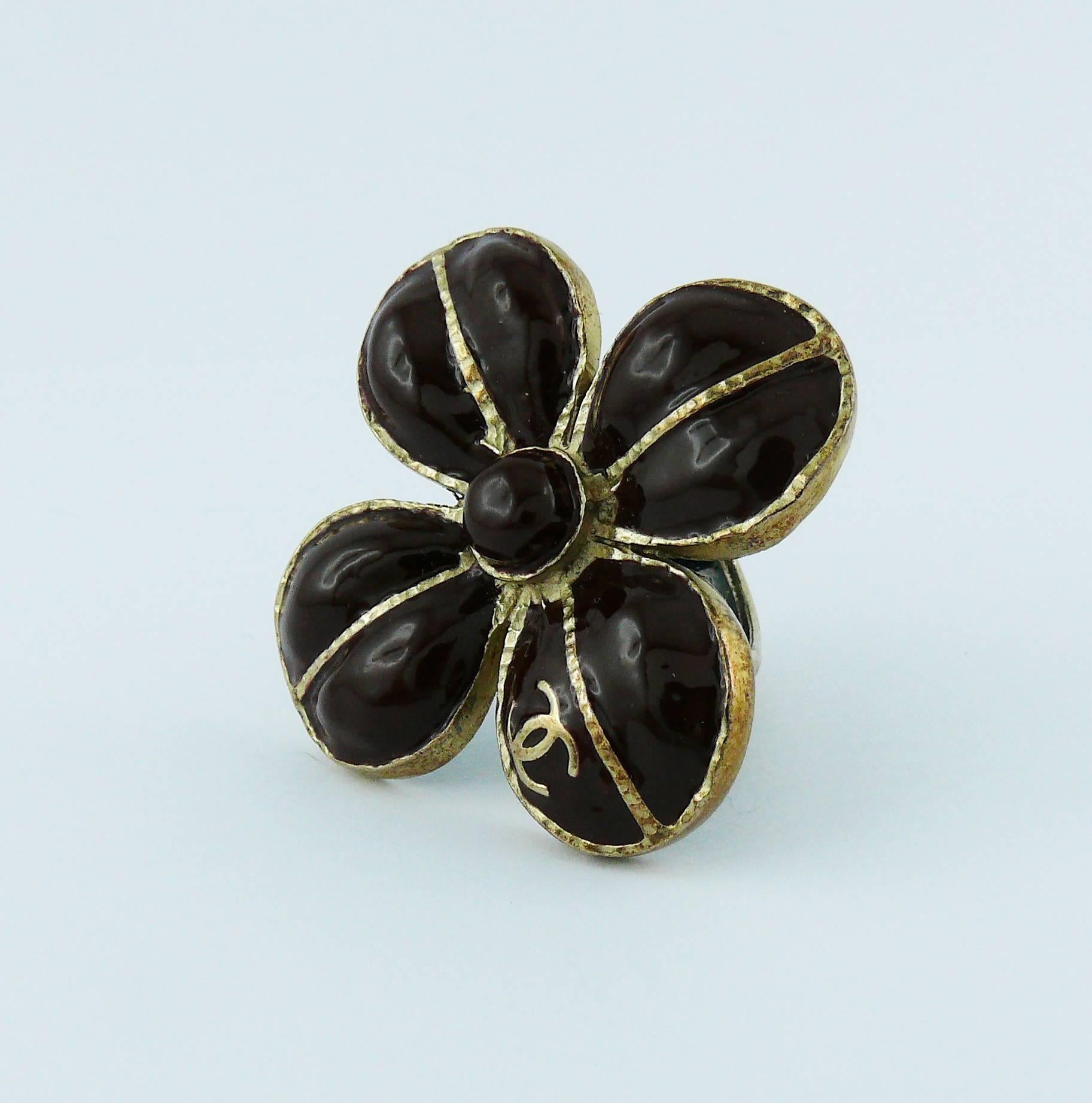 CHANEL clover ring featuring brown resin petals and CC logo.

Fall/Winter 2007 Collection.

Marked CHANEL 07 A Made in France.

Indicative measurements : inner circumference approx. 5.34 cm (2.10 inches) / flower approx. 4 cm x 4 cm (1.57 inches x