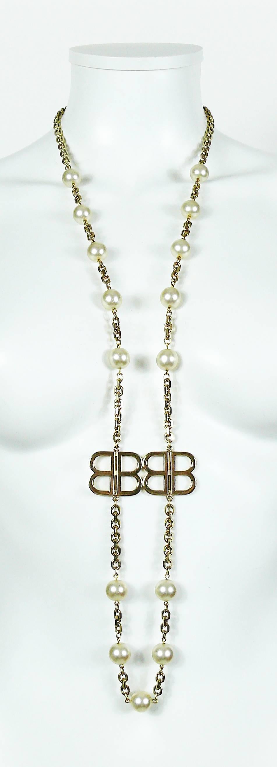 BALENCIAGA vintage sautoir necklace featuring a heavy gold toned chain, glass faux pearls and two large BB signature monogram logos.

Slips on.

Unmarked.

Indicative measurements : total length approx. 104 cm (40.94 inches) / logo 3.3 cm x 2.7 cm