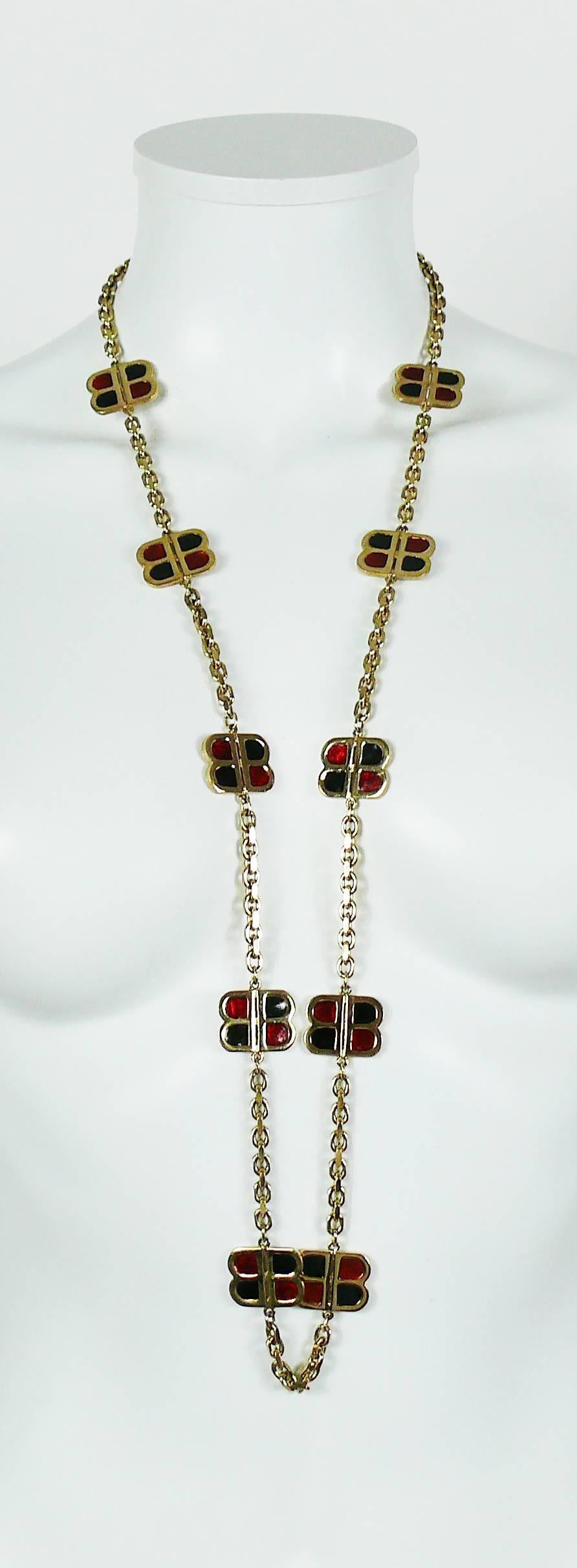 BALENCIAGA vintage sautoir necklace featuring a heavy gold toned chain and ten black-red enamel BB signature monogram logos.

Slips on.

Unmarked.

Indicative measurements : total length approx. 94 cm (37 inches) / logo 2.5 cm x 2 cm (0.98 inch x