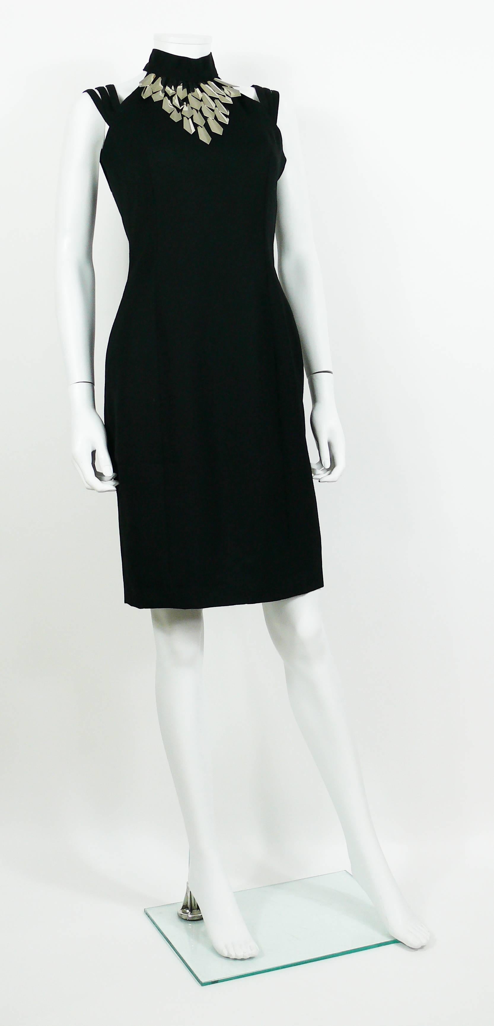 PACO RABANNE vintage black wool halter dress with metal collar.

This dress features :
- Halter neck with back buttoning.
- Metal collar consisting of silver toned 