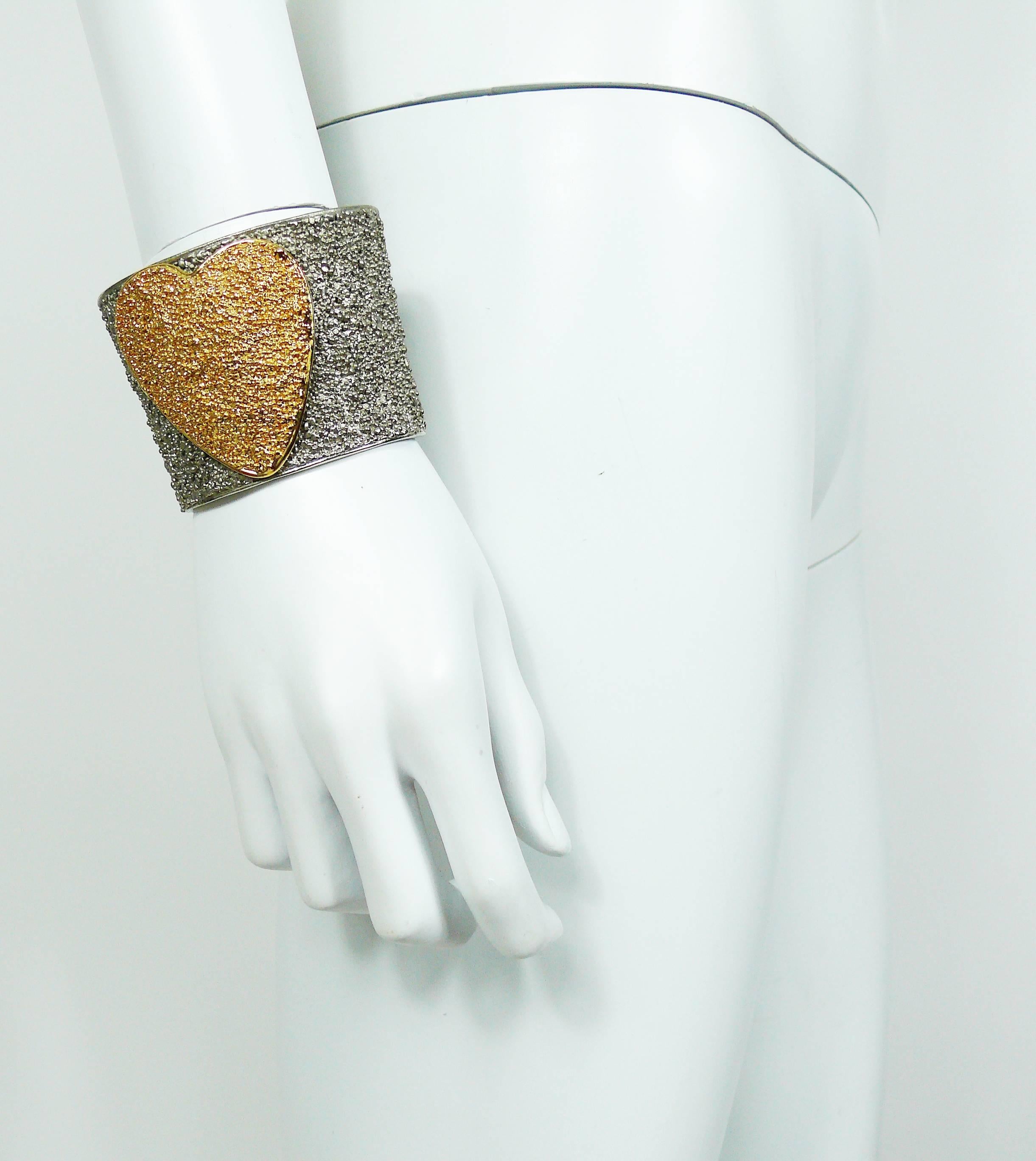 YVES SAINT LAURENT vintage two tone textured cuff bracelet featuring a large heart.

Embossed YSL Made in France.

Indicative measurements : width approx. 5.5 cm (2.17 inches).

JEWELRY CONDITION CHART
- New or never worn : item is in pristine