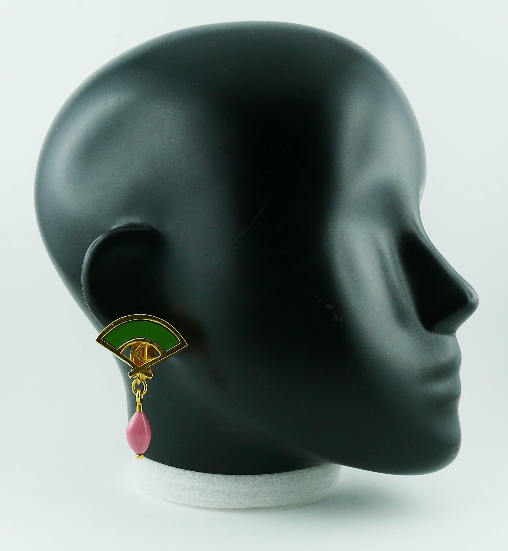 KARL LAGERFELD vintage iconic gold toned dangling earrings (clip-on) featuring a fan design embellished with green resin and a pink resin drop.

Embossed KL.

Indicative measurements : length approx. 5.4 cm (2.13 inches) / max. width approx. 3.5 cm