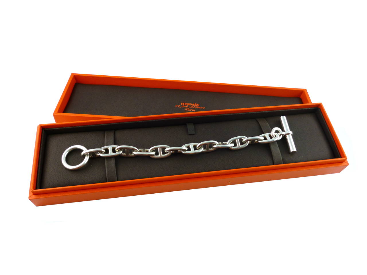 HERMES Paris iconic Chaine d'Ancre 925 solid silver link bracelet.

GM Size.
12 links.
Toggle clasp.

Marked "HERMES".
Fully hallmarked including maker's hallmark, Ag 925 and French silver hallmark "Minerve".

Indicative