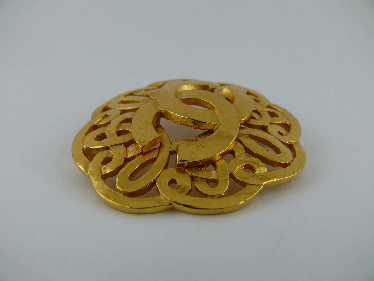 CHANEL vintage CC logo matte gold toned openwork brooch.

Spring/Summer 1997 Collection.

Marked Chanel 97P Made in France.

JEWELRY CONDITION CHART
- New or never worn : item is in pristine condition with no noticeable imperfections
- Excellent :