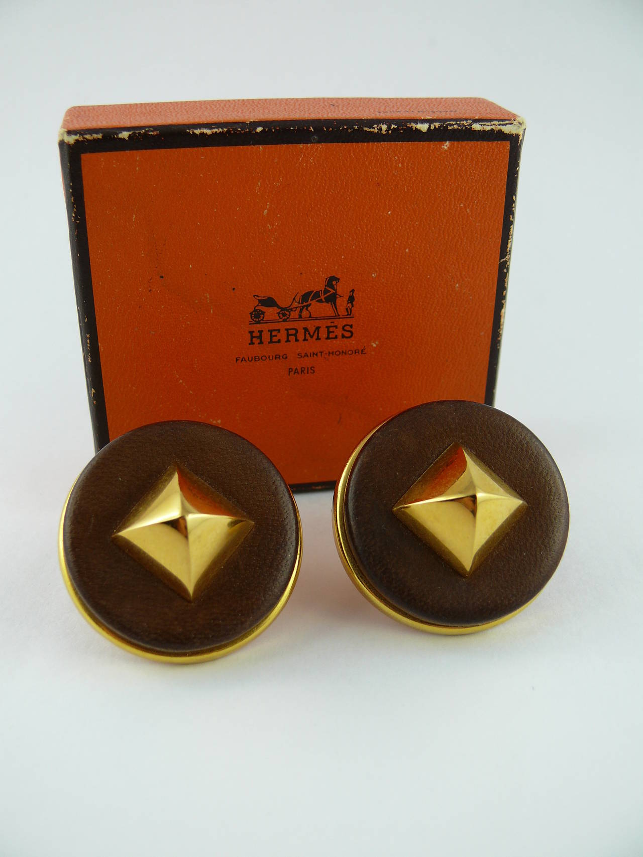 Hermes Vintage Medor Noisette Leather Stud Clip-On Earrings In Excellent Condition In Nice, FR