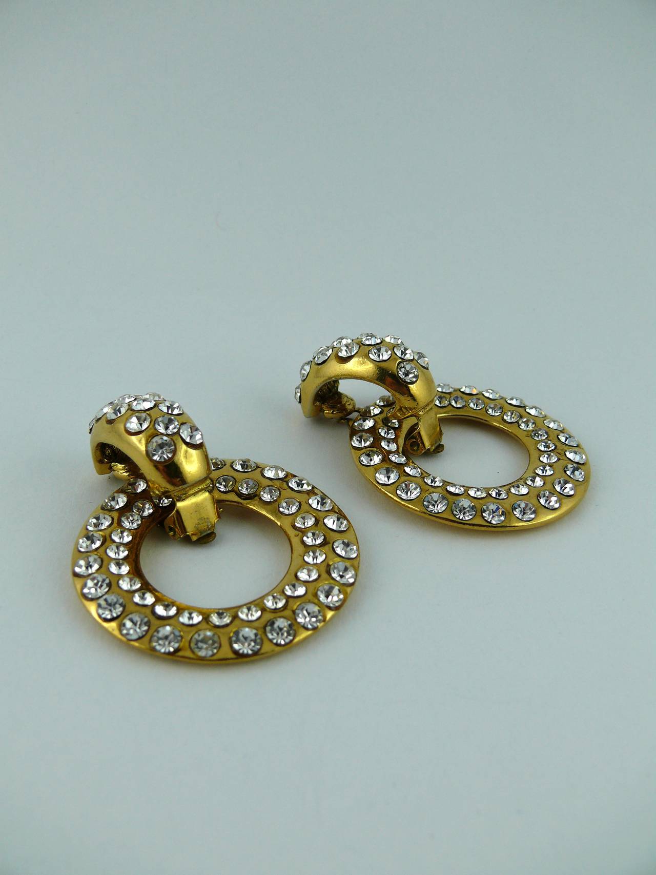 CHANEL vintage 2-way diamante gold toned door knocker earrings (clip-on).

Collection 23 - Year : 1988.

Marked CHANEL 2 3 Made in France.

JEWELRY CONDITION CHART
- New or never worn : item is in pristine condition with no noticeable