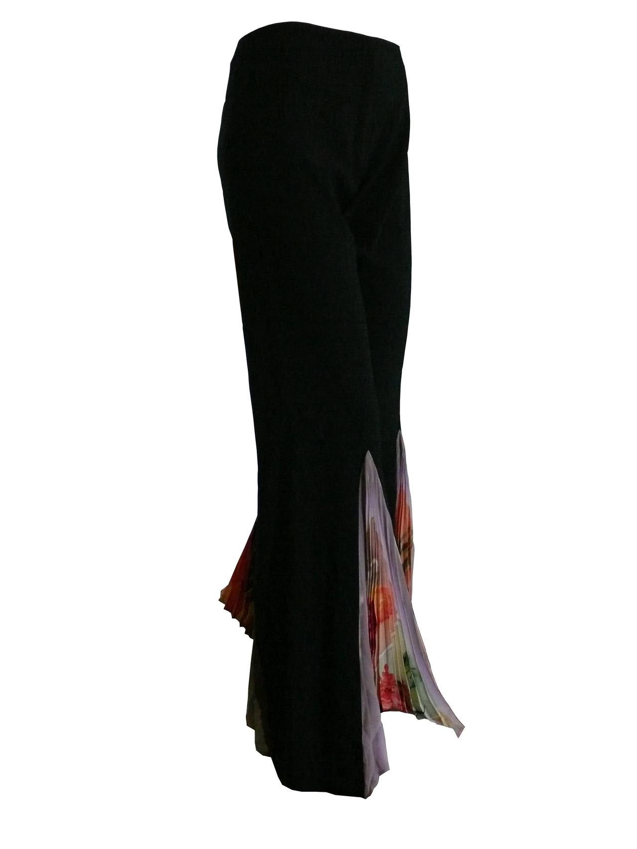 JEAN PAUL GAULTIER gorgeous formal black pants featuring wide, flared legs with floral print plisse.

Label reads Jean Paul Gaultier Femme Made in Italy.
Size, composition and care labels.

Indicated sizes : I 40 - D 36 - F 36 - GB 8 - USA