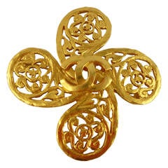Chanel Vintage Fall/Winter 1993 Gold Tone Openwork Clover Brooch 3