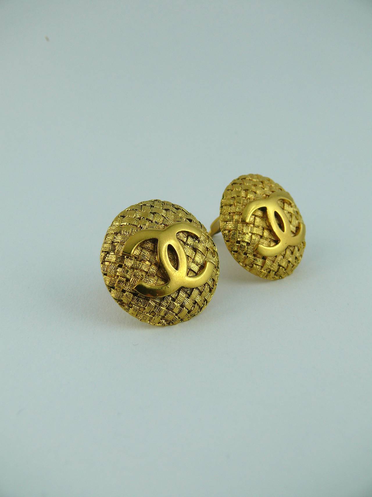 CHANEL vintage gold toned CC monogram clip-on earrings on a woven textured background.

Marked CHANEL 2 9 Made in France.
Numbered 2862.

JEWELRY CONDITION CHART
- New or never worn : item is in pristine condition with no noticeable imperfections
-