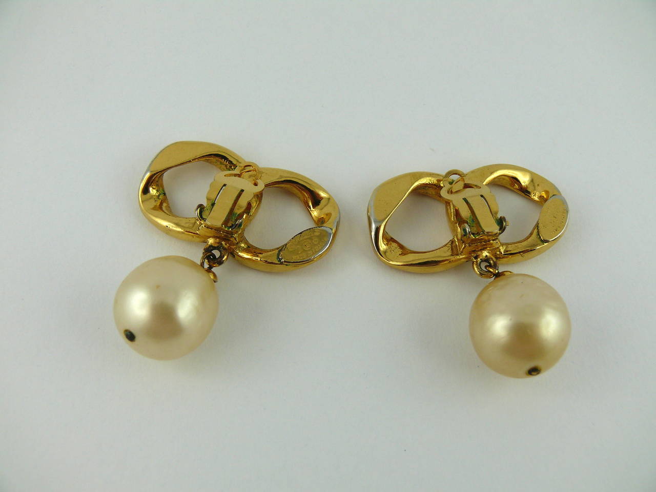Chanel Vintage Iconic Chain & Pearl Dangling Earrings In Good Condition In Nice, FR