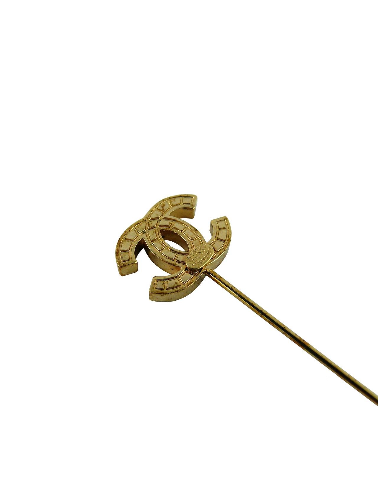 Chanel Spring/Summer 2003 Ribbed CC Logo Pin In Excellent Condition In Nice, FR