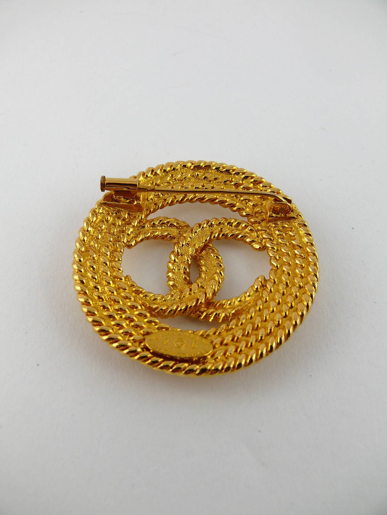 Chanel Vintage Gold Toned Braided Rope-Like CC Logo Brooch, 1993  In Excellent Condition In Nice, FR