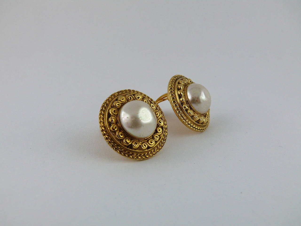 Chanel Vintage Classic Faux Pearl Clip-On Earrings In Good Condition In Nice, FR