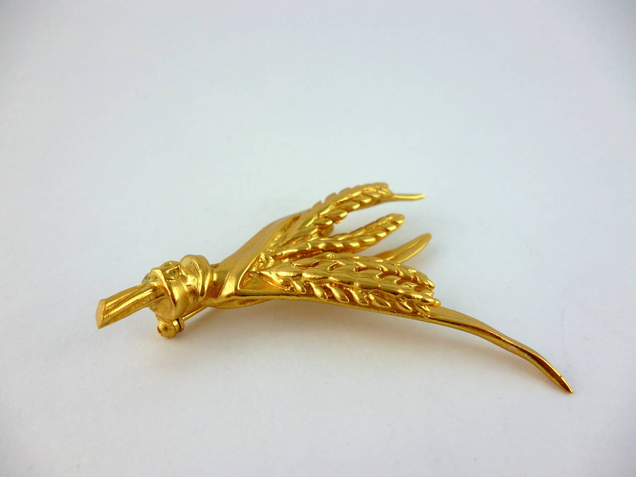 CHANEL vintage 1993 Spring wheat sheath brooch with CC monogram.

Wheat is a recurrent symbol in the Gabrielle Chanel privacy. In each room of its apartment in Paris wheat comes in brass bouquets, gilt wood on the fireplace in the lounge or in a