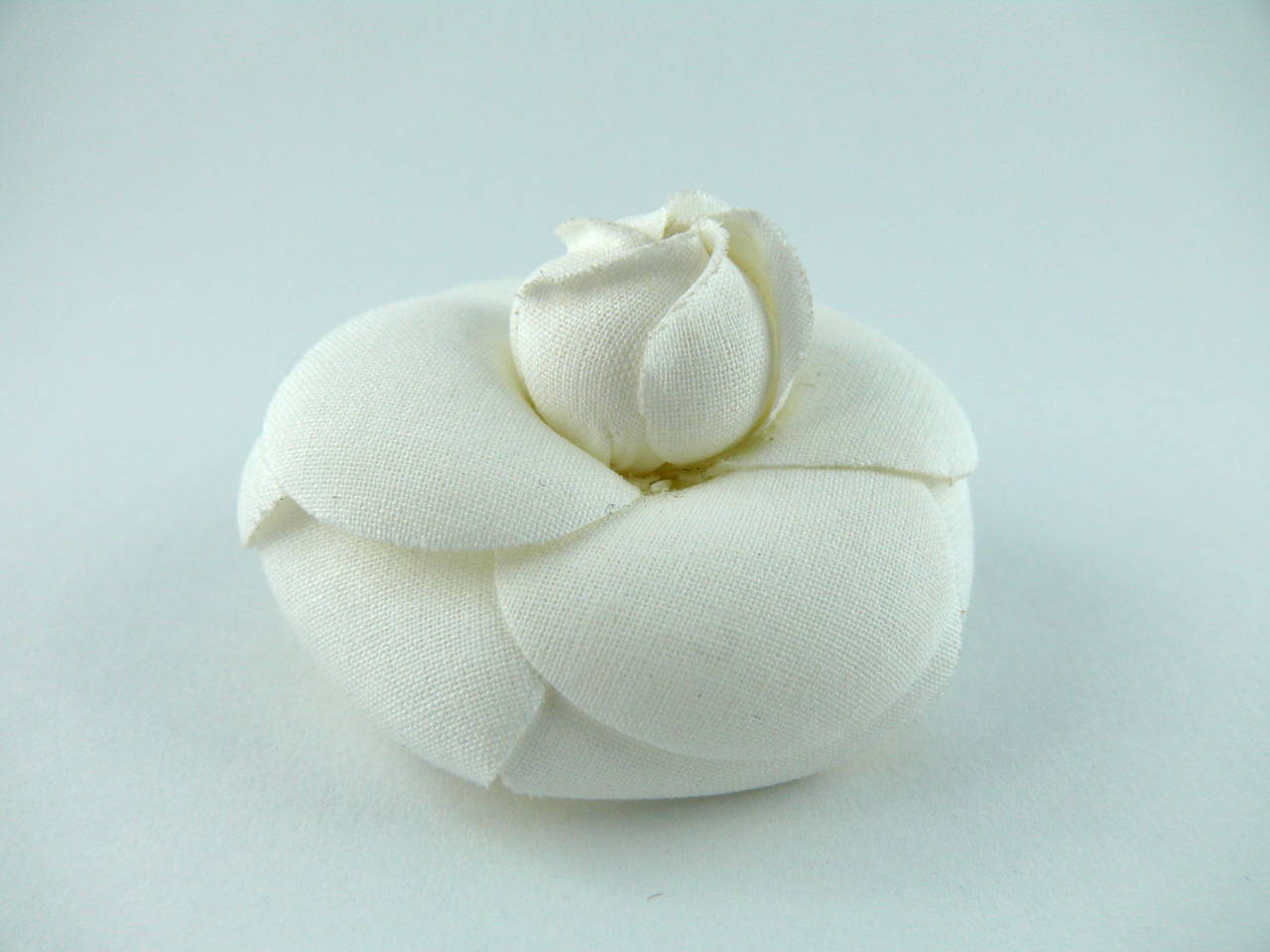 CHANEL classic white stiffened fabric camelia brooch.

Marked Chanel Made in France.

Note
As a buyer, you are fully responsible for customs duties, other local taxes and any administrative procedures related to imports into the country of