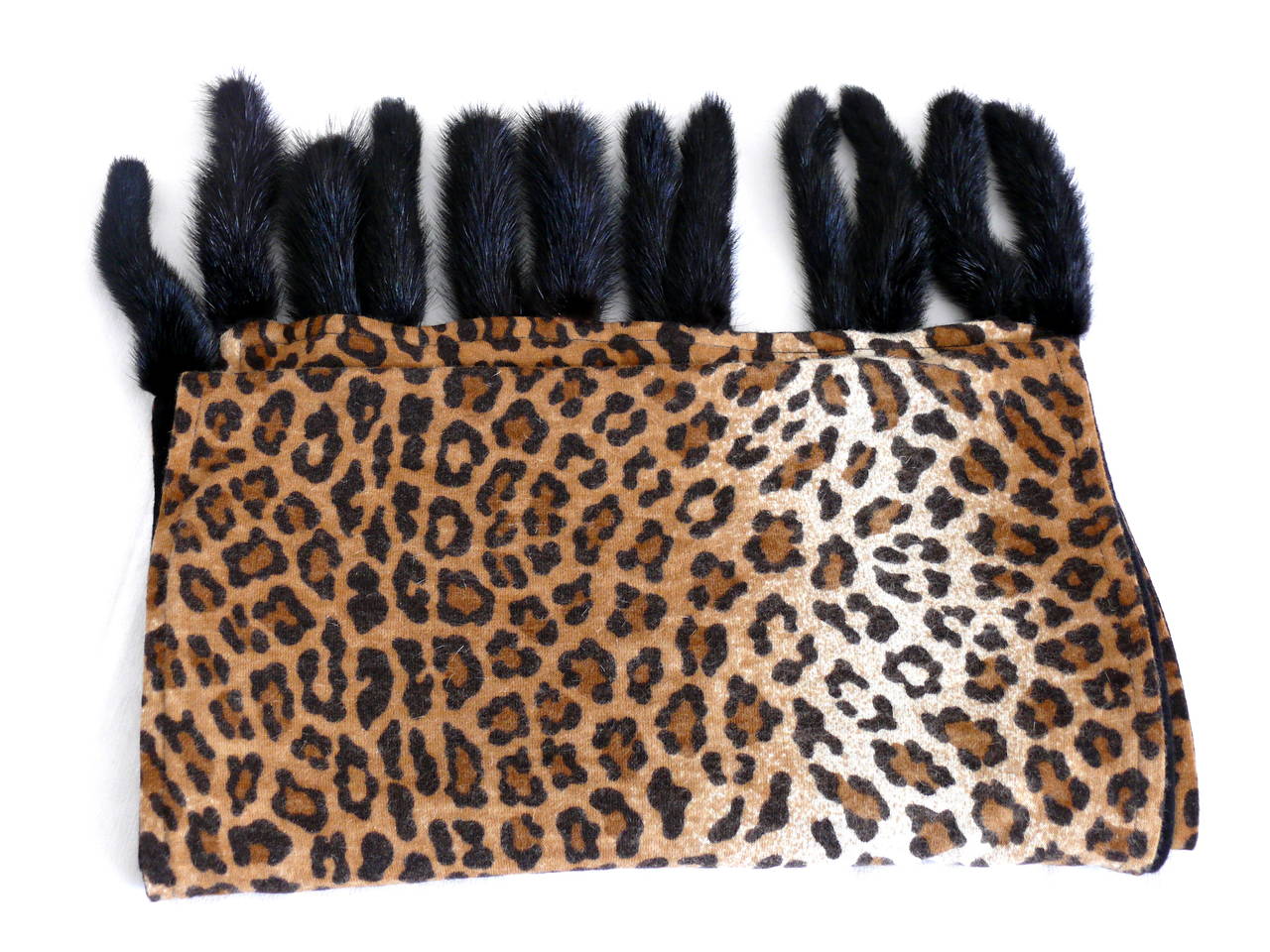 ISADORA Paris gorgeous faux leopard print stole with black fur tails on both ends.

Label reads IDADORA Paris.

Composition tag reads : 50 % Wool / 30 % Polyamide / 20 % Angora.

Indicative measurements : total length approx. 188 cm (74.02