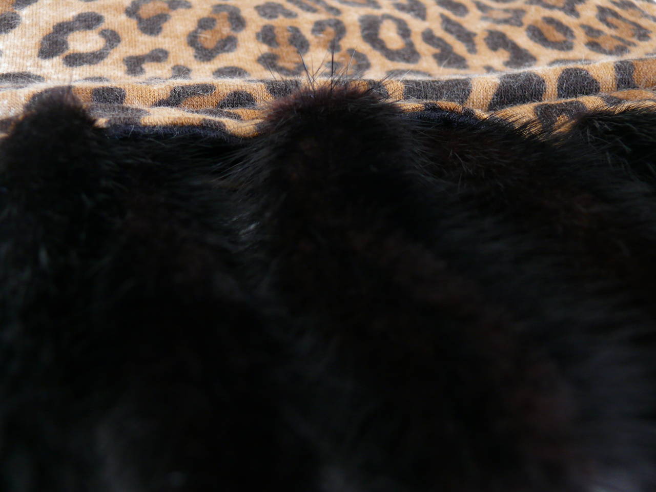 Noir Étole imprimée faux léopard Isadora Paris en vente