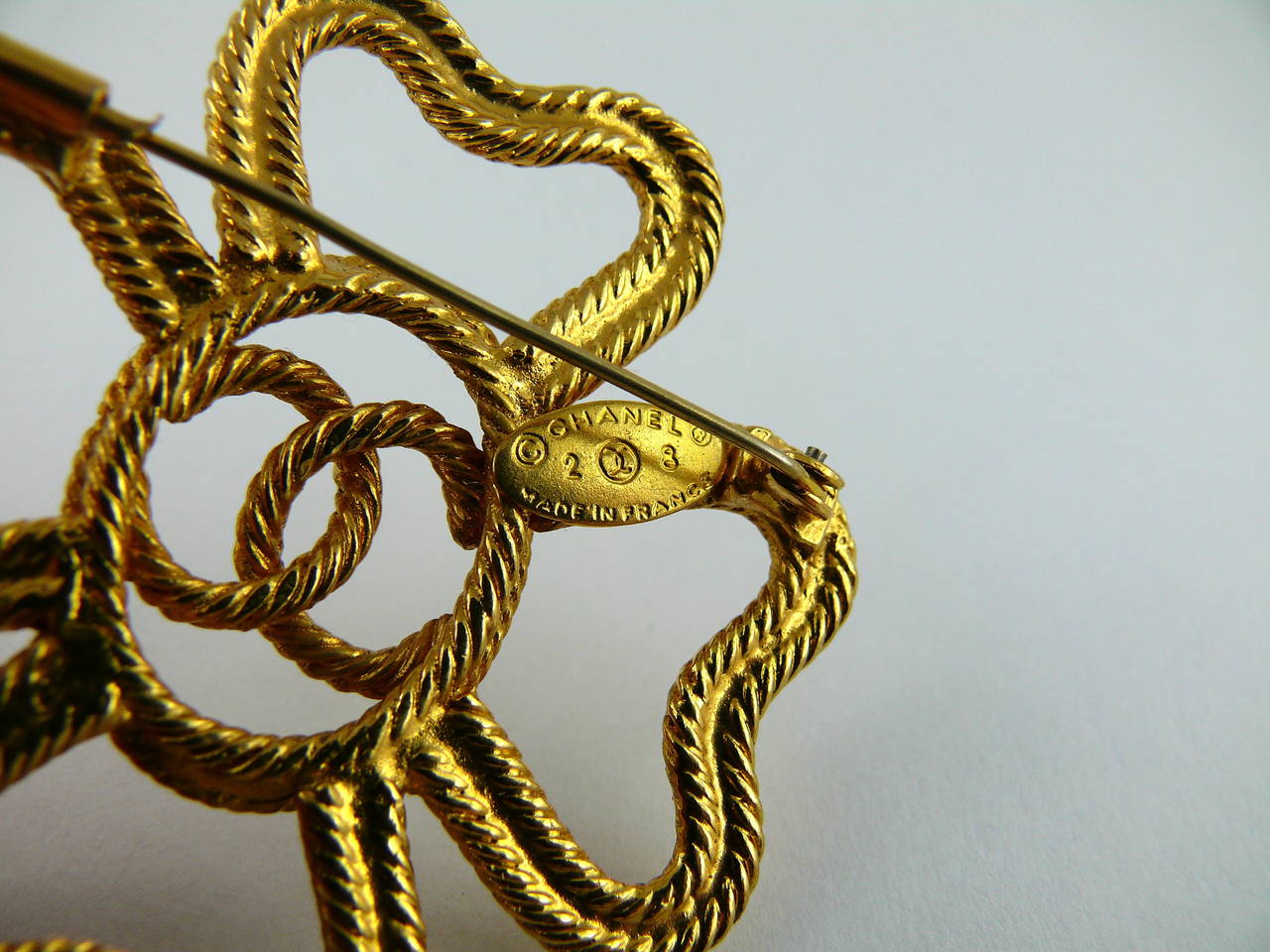 Chanel Vintage 1993 Clover Rope-Like CC Monogram Brooch In Excellent Condition In Nice, FR