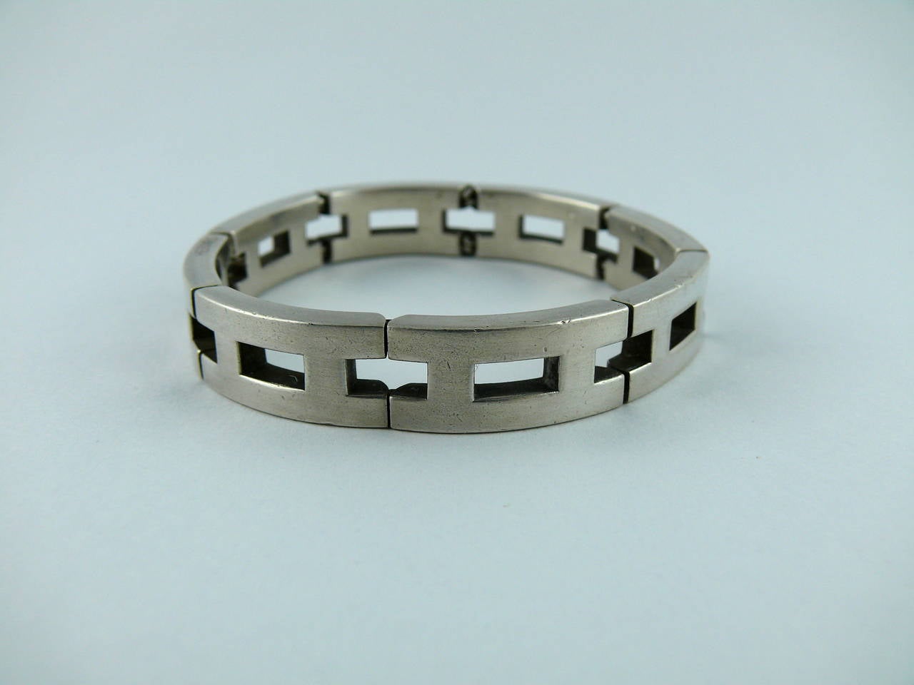 HERMES Paris rare vintage sterling silver unisex bracelet featuring H links.

All links are articulated and bracelet is equipped with a secure hidden clasp.

Marked HERMES.
Hallmarks including maker's mark, French sterling silver Minerve assay