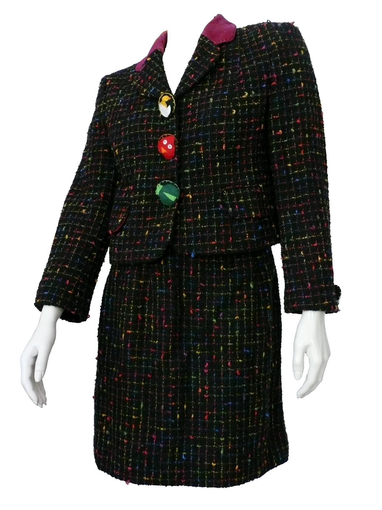 MOSCHINO vintage multicolored wool blend tweed suit adorned with 3 amazing felt animal buttons.

The Blazer features notched lapels, long sleeves, a front button fastening and front flap pockets. Raspberry velvet color collar. Sleeves end with a