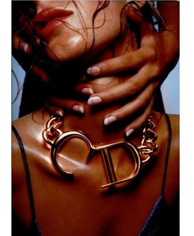 Le collier ras du cou CHRISTIAN DIOR by John Galliano est composé d'une grosse chaîne en métal doré avec un monogramme CD massif et articulé. 

Une vraie pièce de référence ! Un must !

Marqué DIOR ©. 

Mesures indicatives : longueur totale 47 cm /