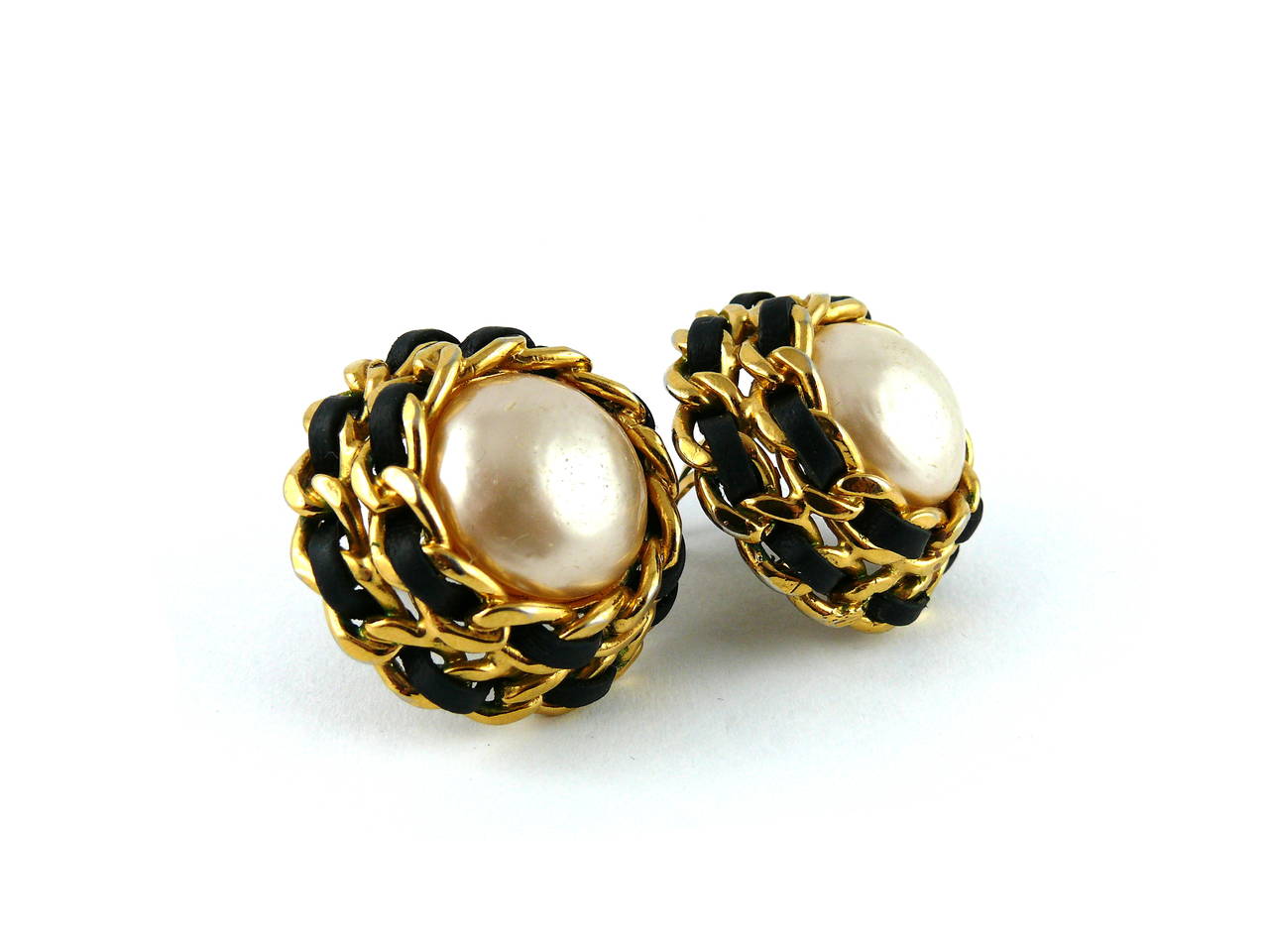 Chanel Vintage 1990 Massive Iconic Chain & Black Leather Pearl Clip-On Earrings In Good Condition In Nice, FR