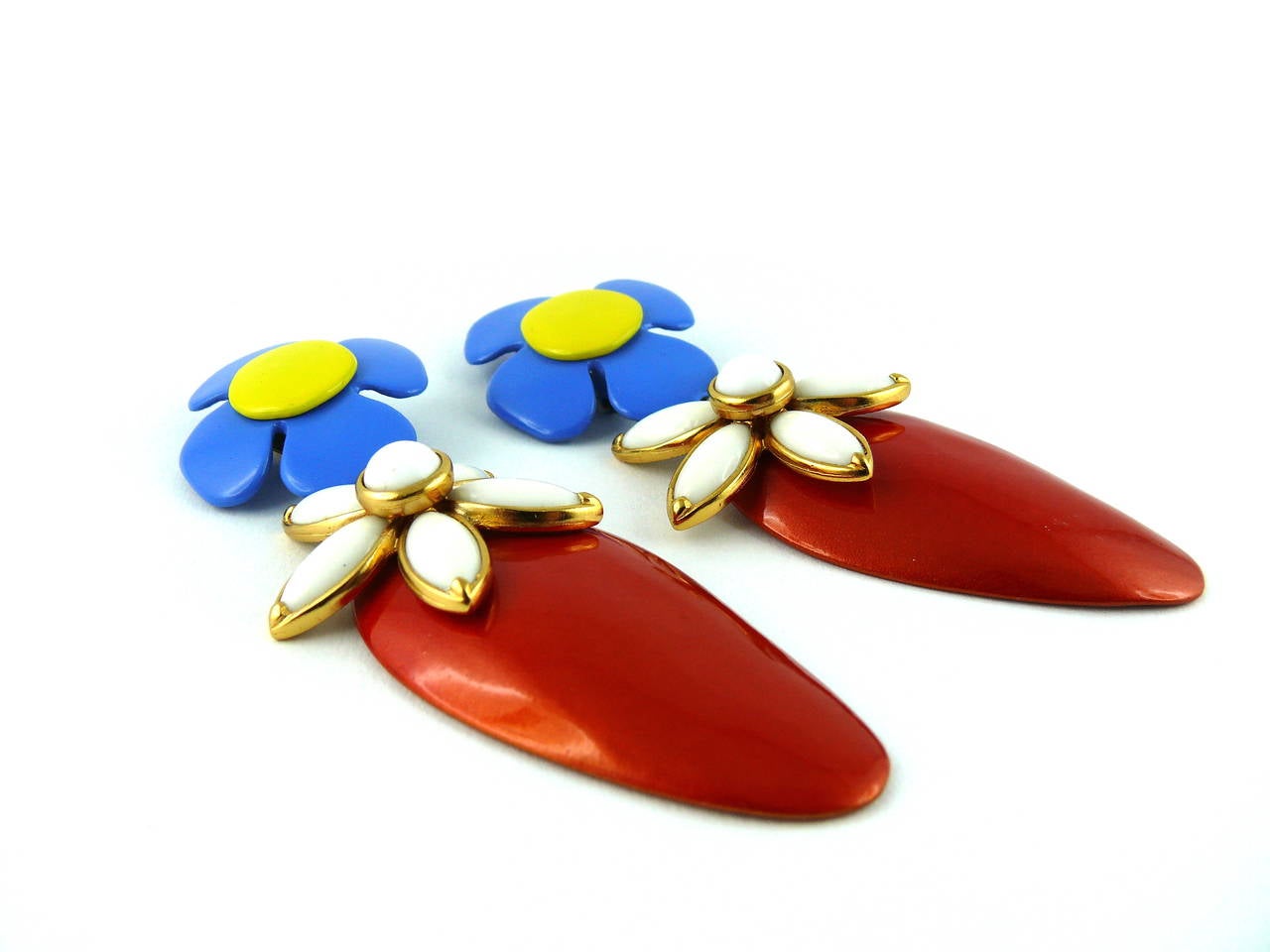 YVES SAINT LAURENT vintage massive flower dangling earrings (clip-on) with vibrant pop colors.

A rare find !

Marked YSL Made in France.

Pristine condition. New old stock.

Note
As a buyer, you are fully responsible for customs duties,