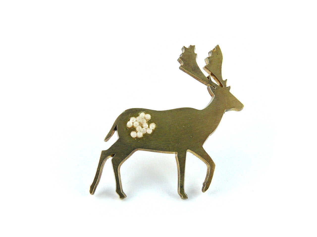 CHANEL matte gold tone deer brooch featuring a faux pearl signature logo.

Fall/Winter 2011.

Marked CHANEL 01 A Made in France.

JEWELRY CONDITION CHART
- New or never worn : item is in pristine condition with no noticeable imperfections
-