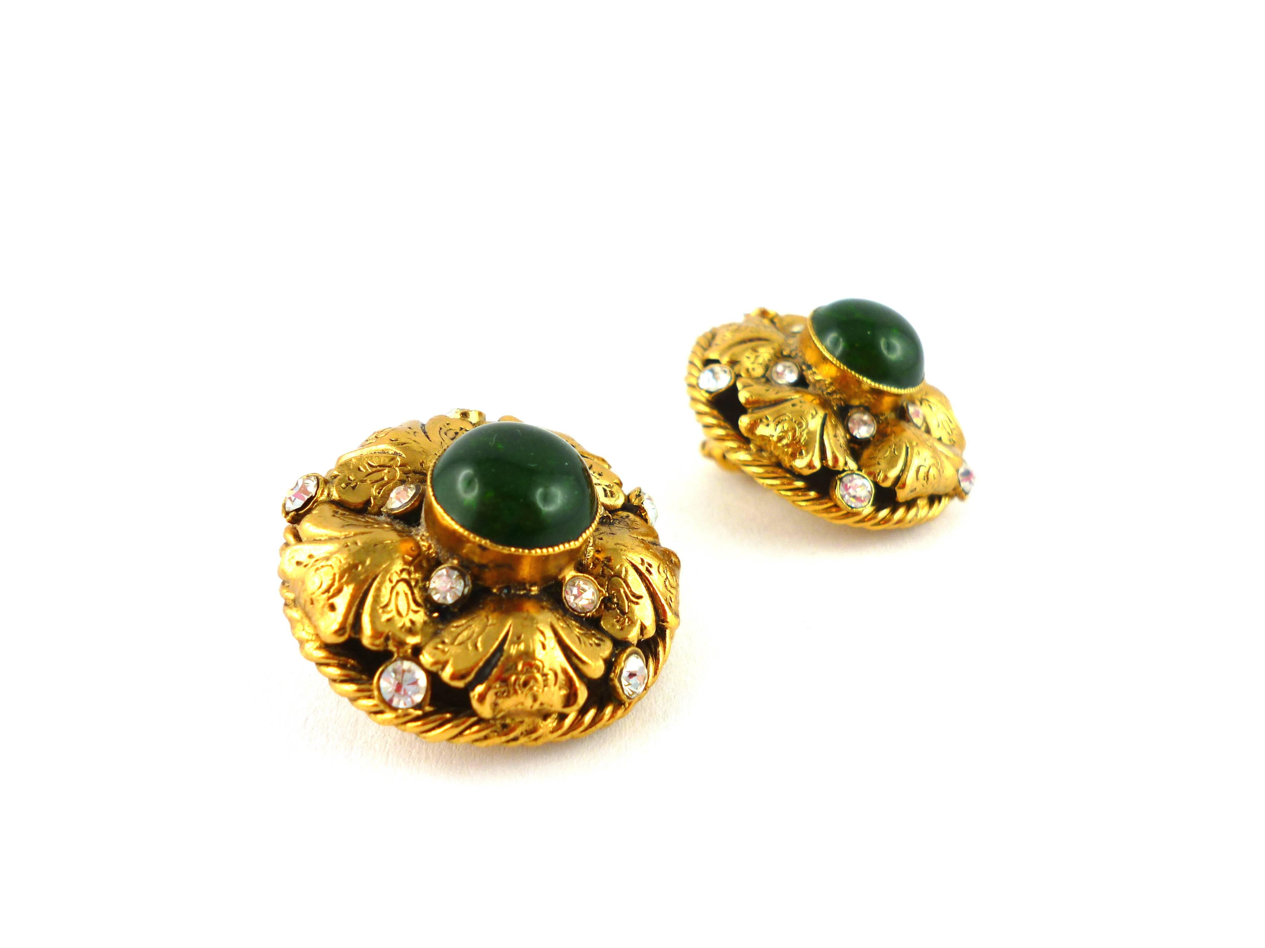 Chanel Vintage Gripoix Glass and Rhinestone Filigree Clip-On Earrings Fall 95 In Excellent Condition In Nice, FR