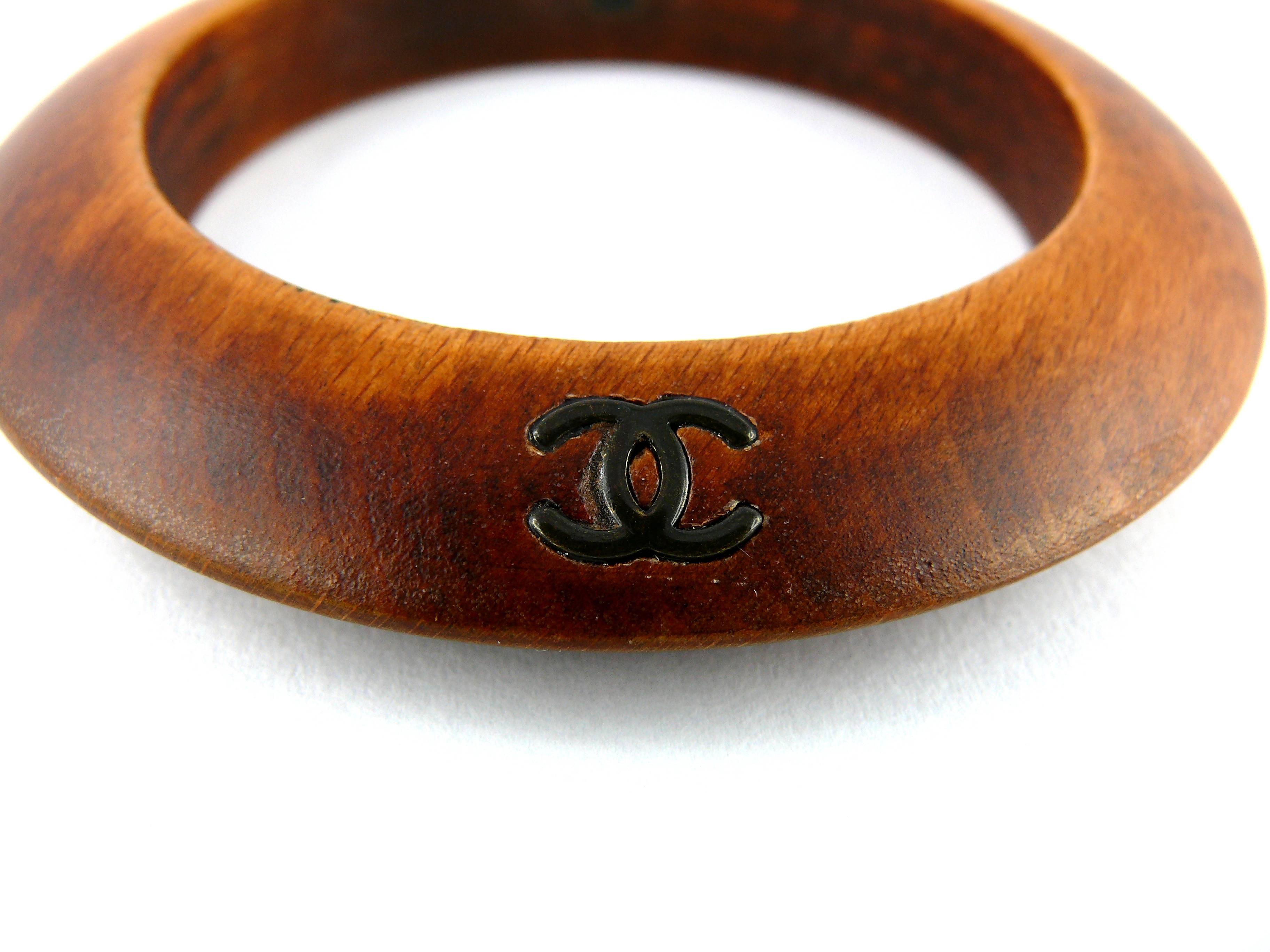 Chanel Vintage Wood Bangle Bracelet with CC Logo Fall 1996 In Excellent Condition In Nice, FR