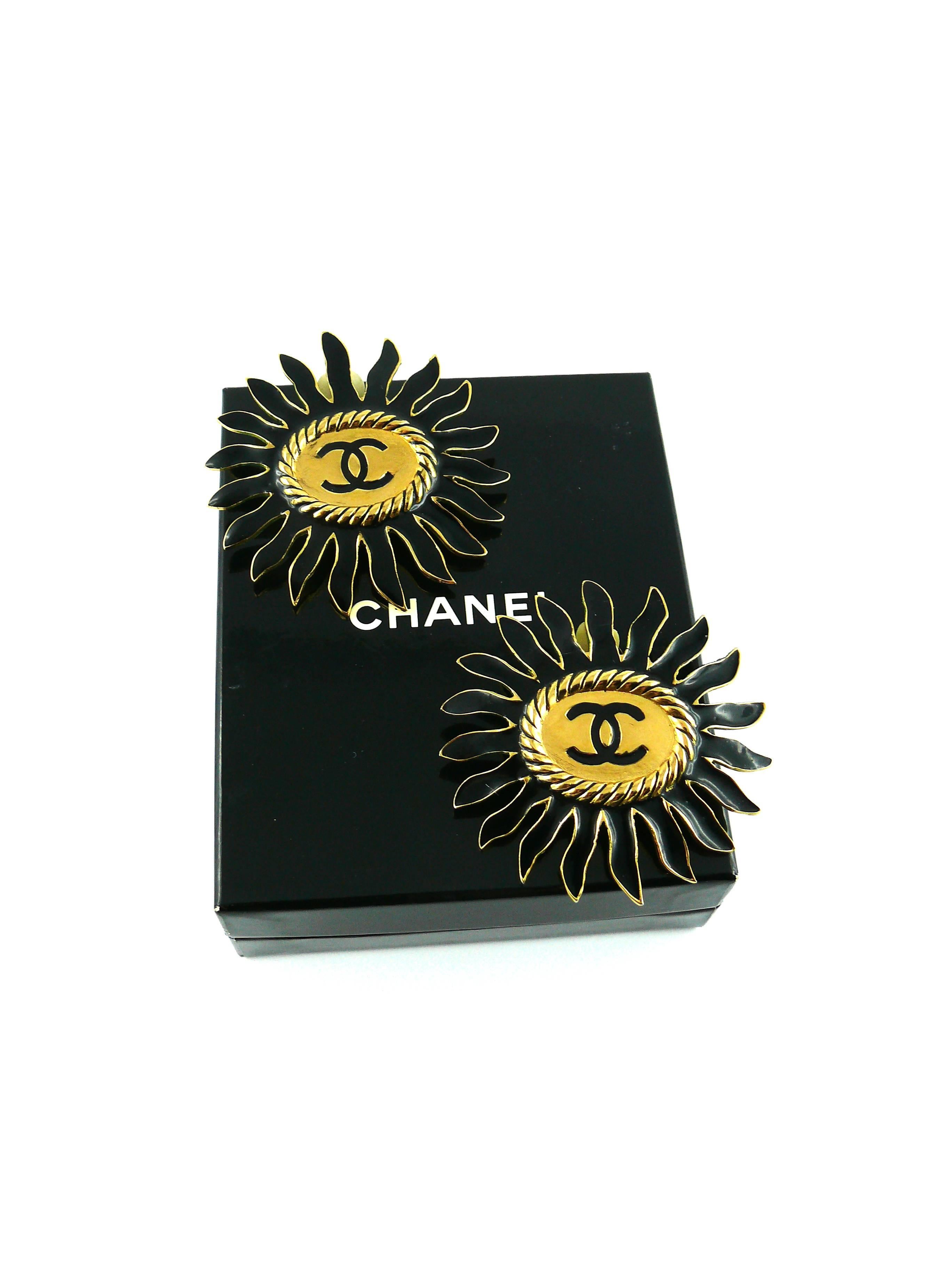 Chanel Vintage Massive Enamel Sunburst Clip-On Earrings with CC Monogram In Excellent Condition In Nice, FR