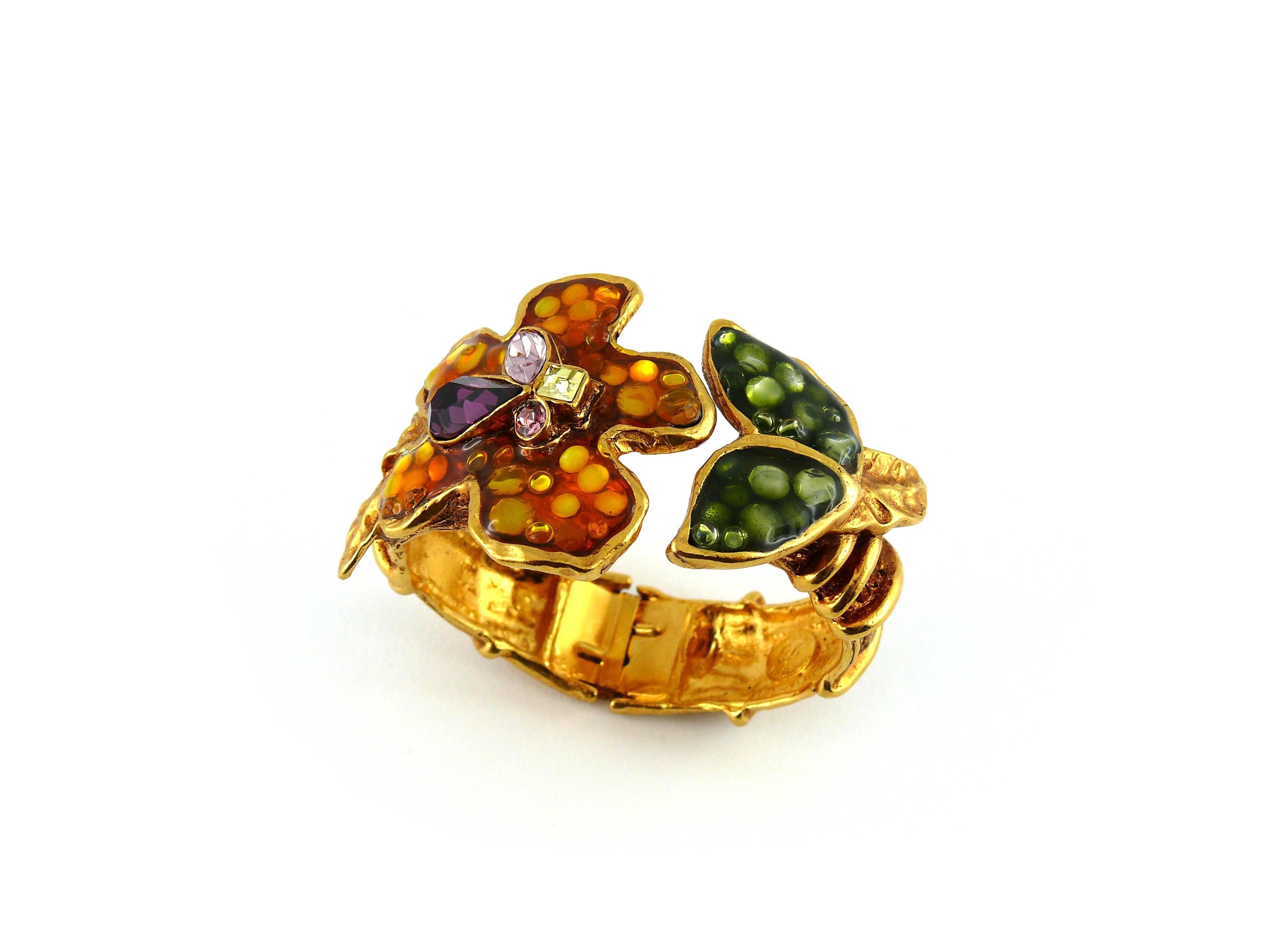 CHRISTIAN LACROIX vintage enamel floral clamper bracelet with rhinestone embellishement in a gold tone setting.

Marked CHRISTIAN LACROIX CL Made in France.

Indicative measurements : total diameter approx. 6.4 cm (2.52 inches) / inner diameter