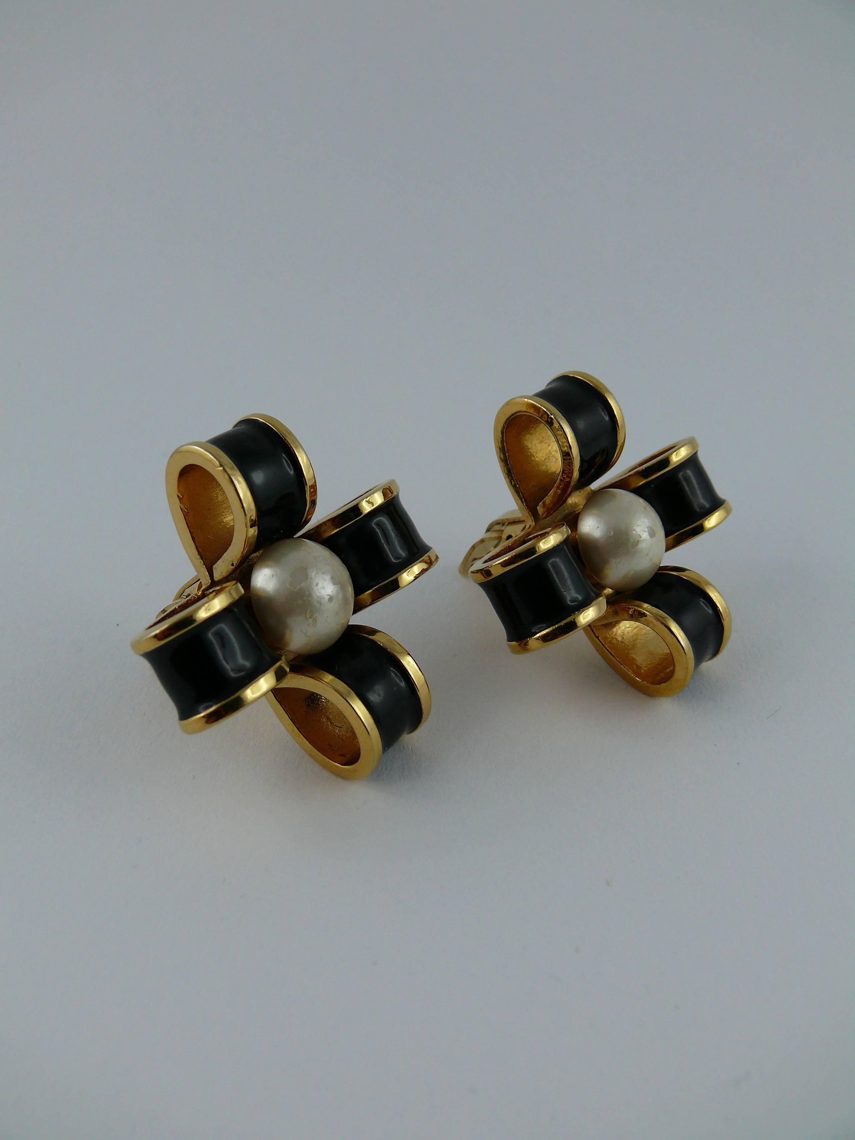 CHANEL vintage balck enamel and pearl bow clip-on earrings.

Embossed CHANEL on the reverse.

JEWELRY CONDITION CHART
- New or never worn : item is in pristine condition with no noticeable imperfections
- Excellent : item has been used and may