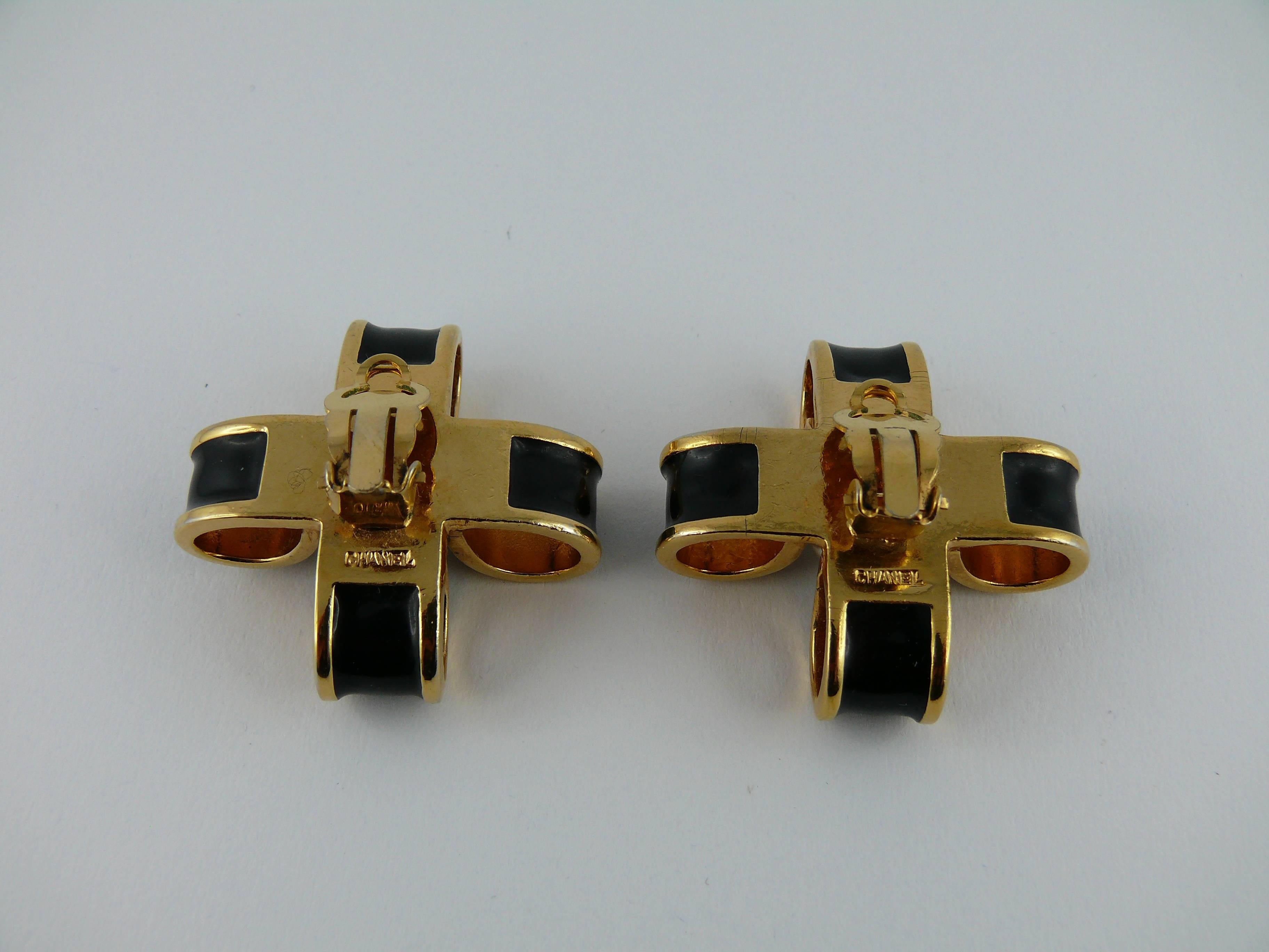 Chanel Vintage Enamel and Pearl Bow Clip-On Earrings In Excellent Condition In Nice, FR