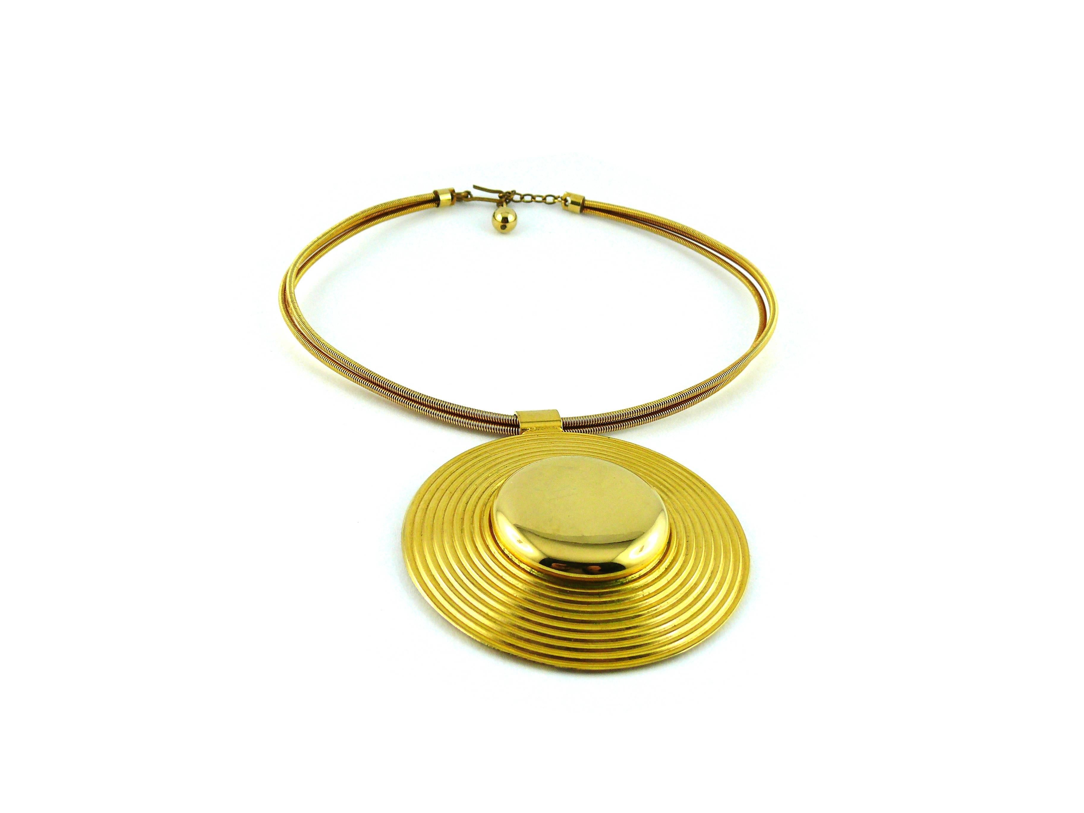 LANVIN vintage gold tone moderneit choker necklace featuring a semi rigid tubular chain and a massive disc pendant with concentric circle design.

Marked LANVIN Paris on the reverse of the pendant.

Indicative measurements : diameter approx. 13