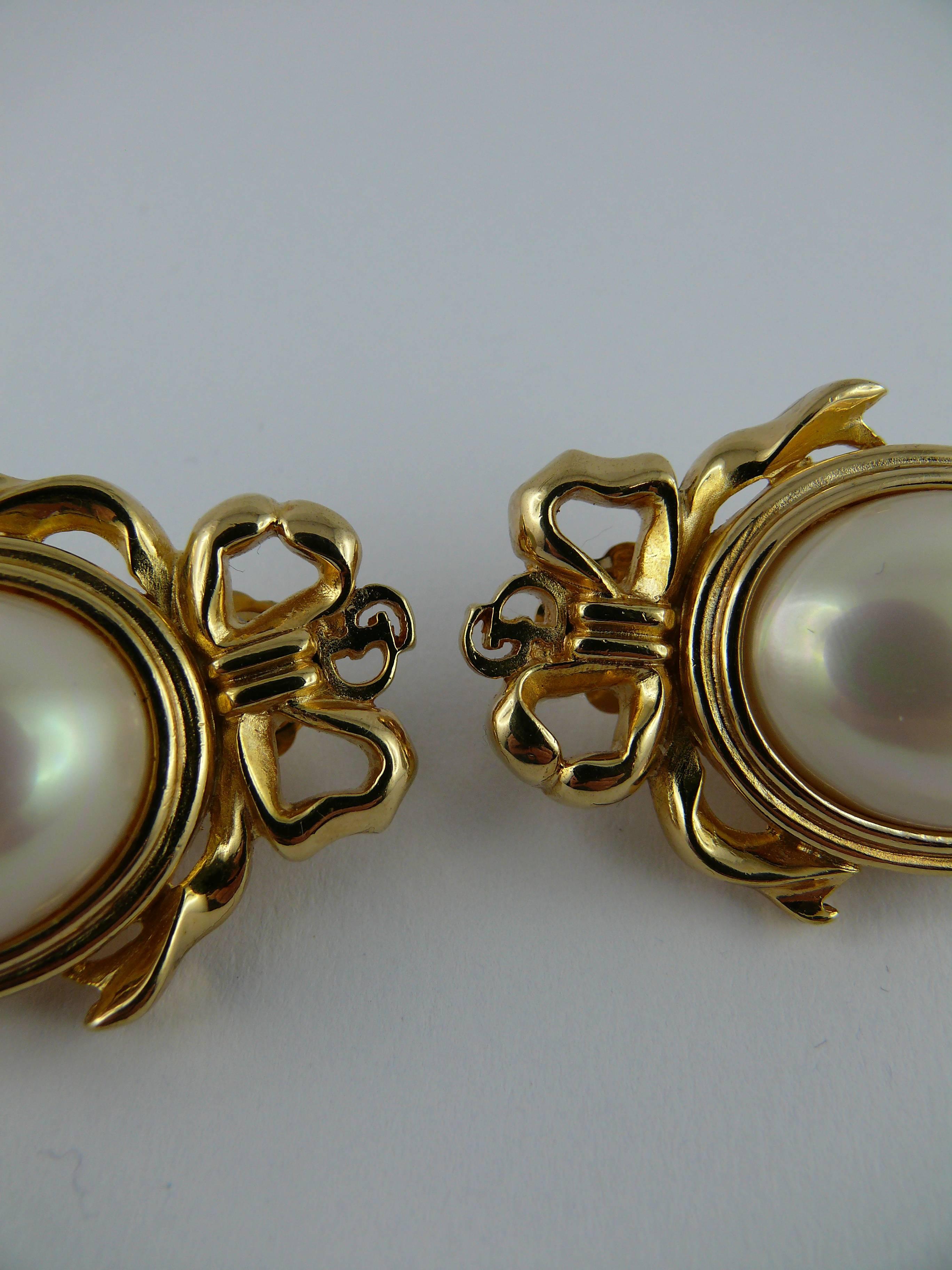 Christian Dior Vintage Iconic Medallion, Ribbon and Faux Pearl Earrings In Excellent Condition In Nice, FR