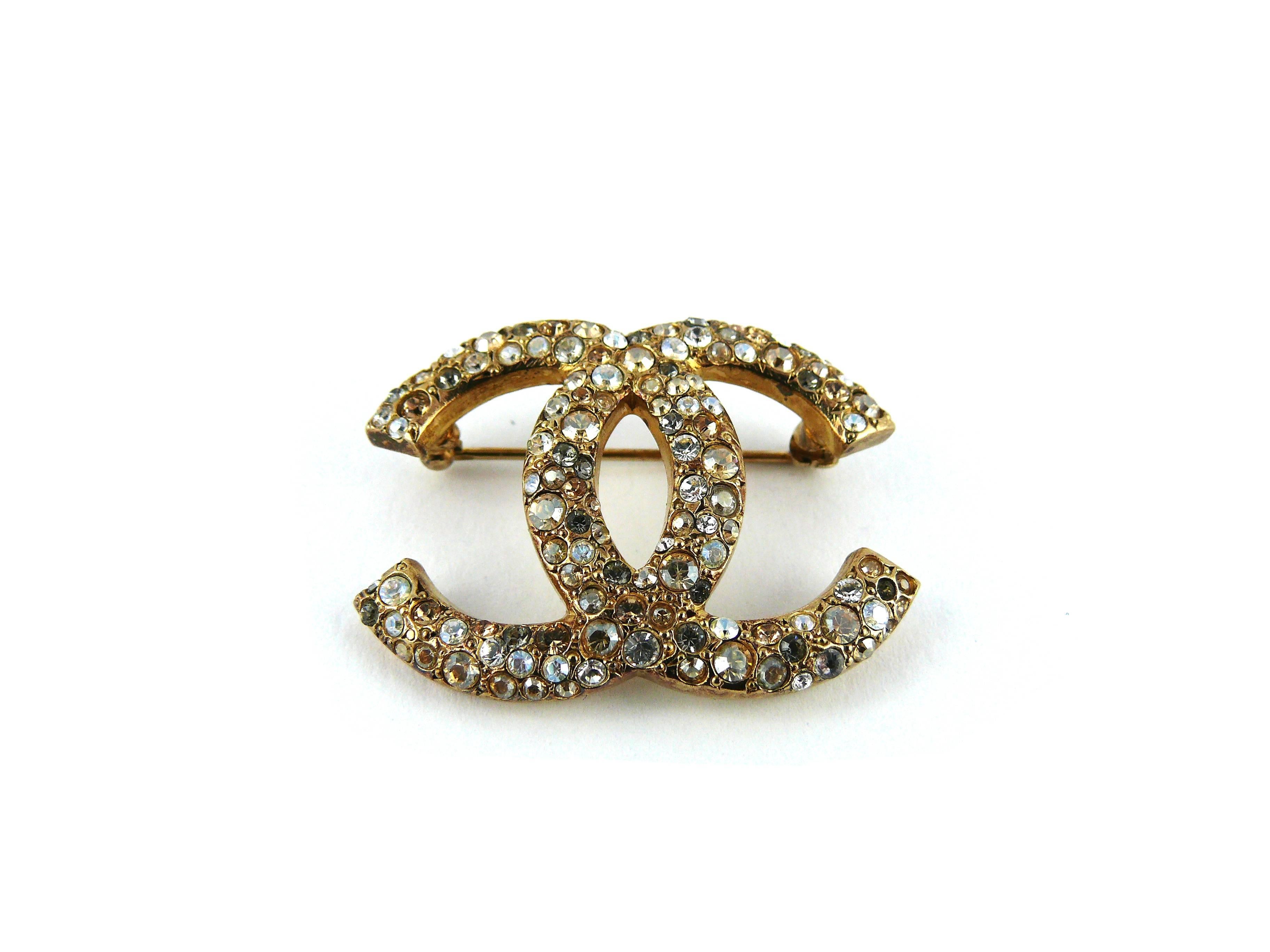CHANEL gorgeous gold tone CC brooch with multicolor (white, grey, champagne) rhinestone embellishement.

Fall 2007.

Marked CHANEL 07 A Made in France.

JEWELRY CONDITION CHART
- New or never worn : item is in pristine condition with no