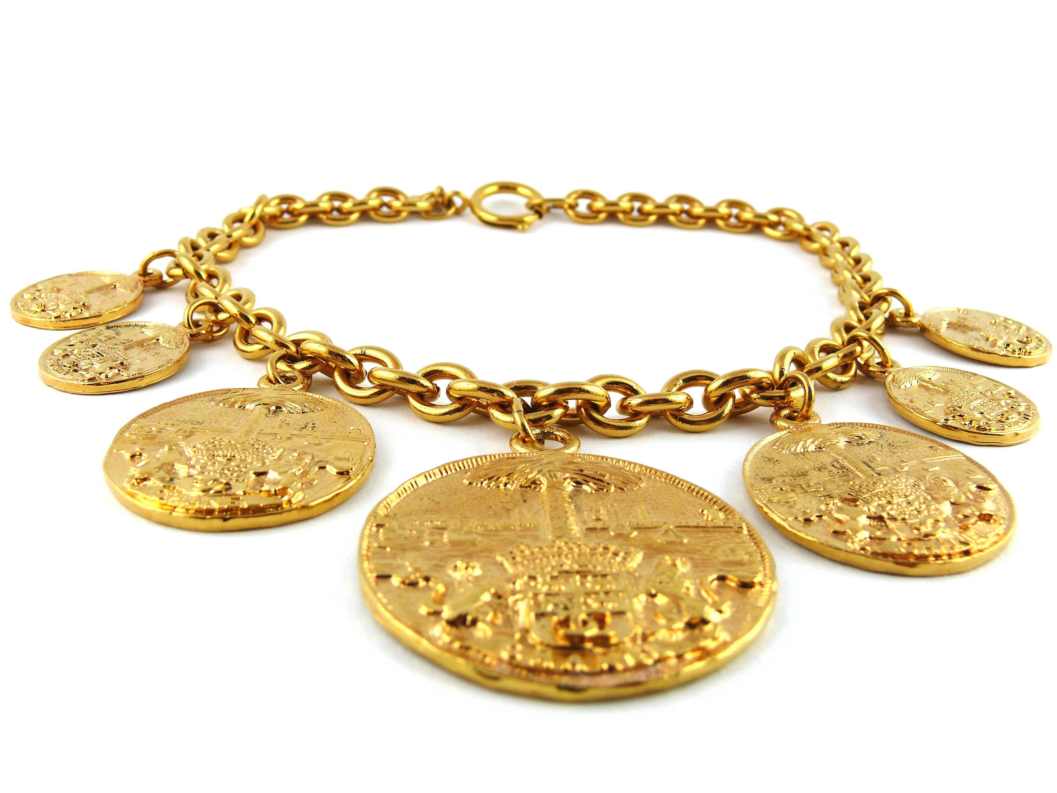 CHANEL vintage rare coat of arms runway choker necklace featuring seven crest gold toned medallions graduated in size.

Circa 1980.

Marked CHANEL Made in France on the reverse of the center medallion and on a tag.

Indicative measurements : length