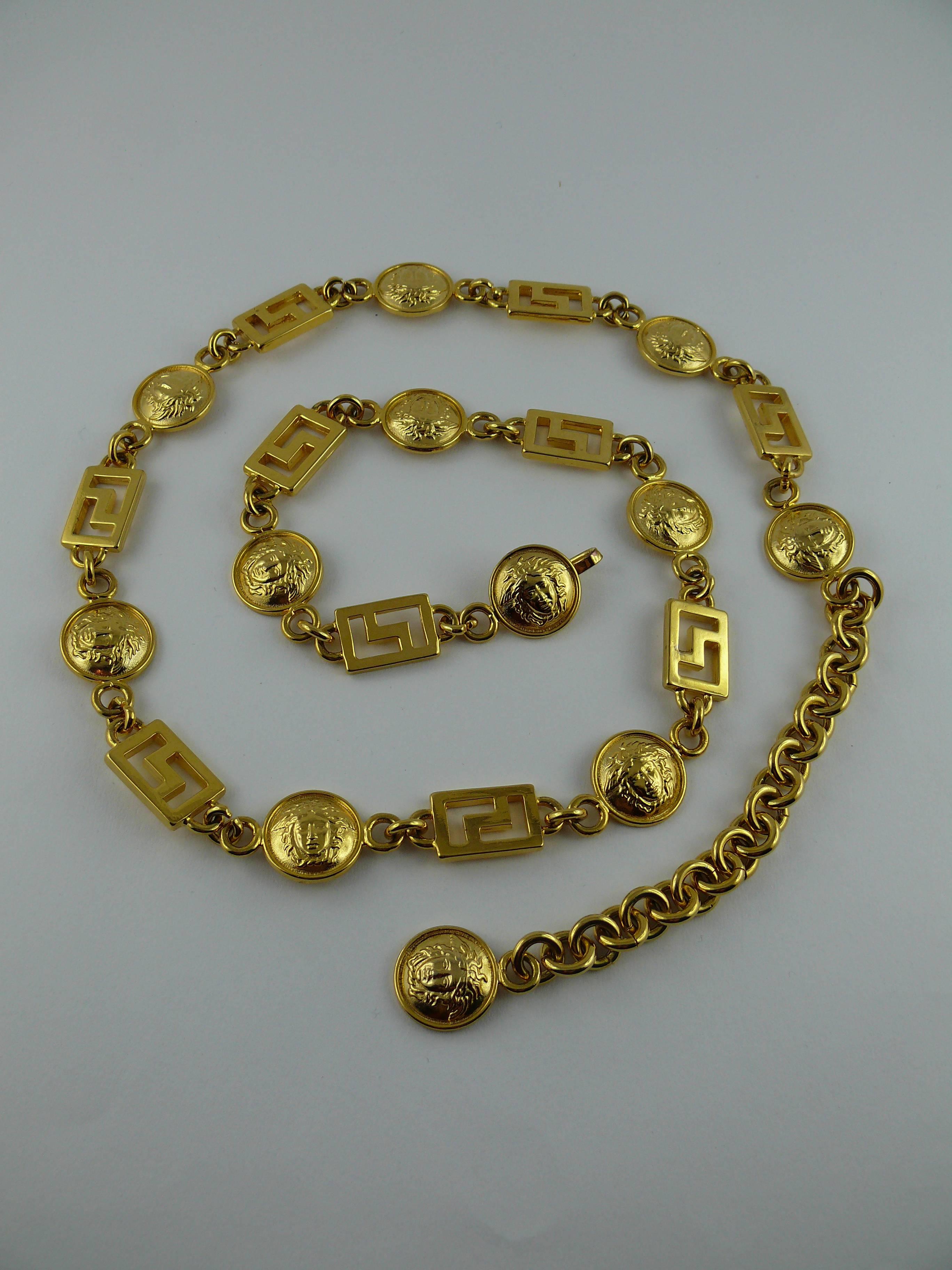 GIANNI VERSACE Vintage 1990s ikonischen vergoldet Medusa und Greca Kette Gürtel / Halskette.

Nicht signiert.

Kann als Gürtel oder als Halskette getragen werden.

Die Gesamtlänge beträgt 84 cm (33,07 Zoll).
Die Länge ist
