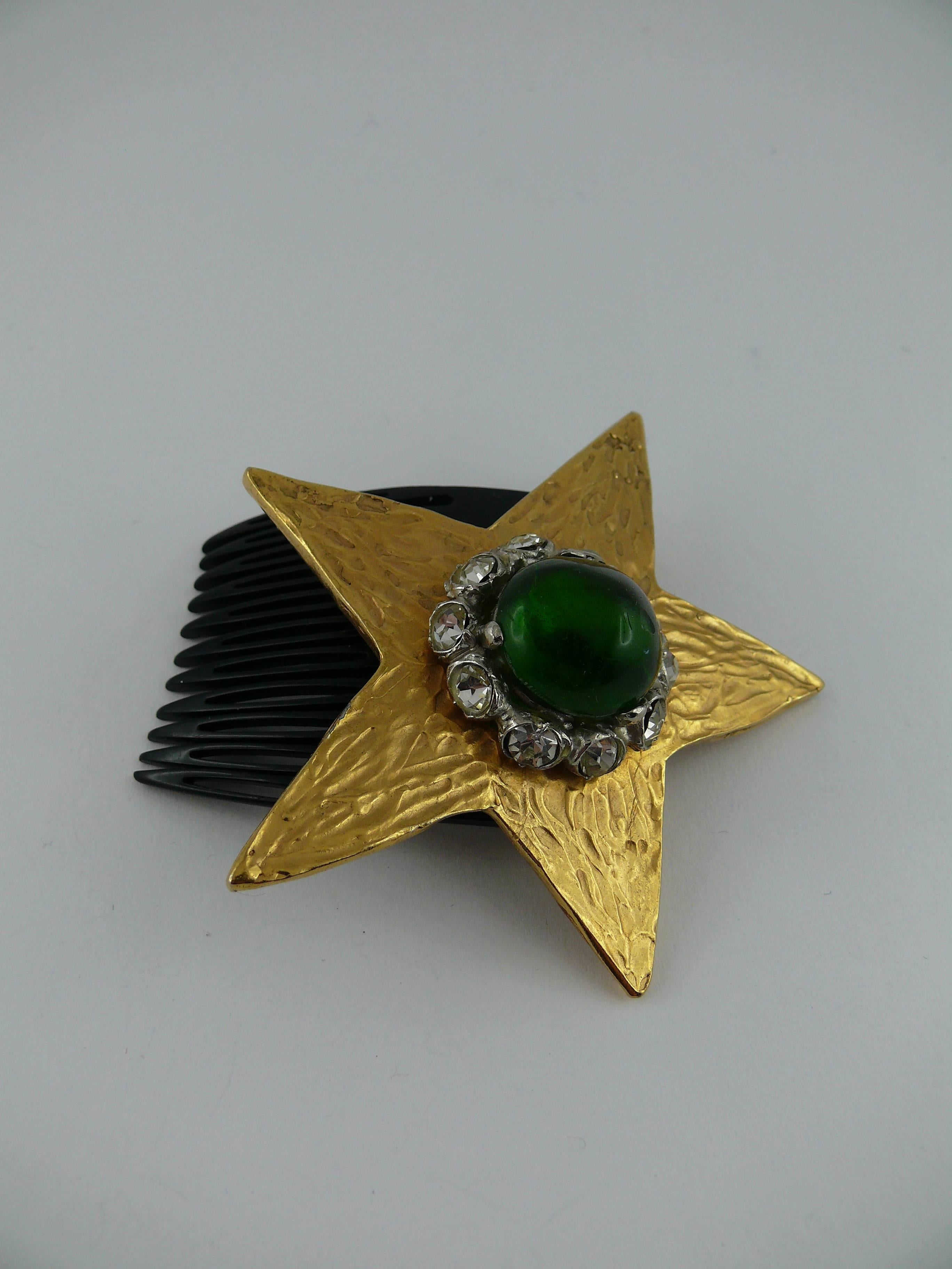YVES SAINT LAURENT (attributed to) vintage rare hair comb featuring a textured gold tone star embellished with a green resin cabochon and white crystals.

Unsigned.
Marked "Made in France".

JEWELRY CONDITION CHART
- New or never worn :