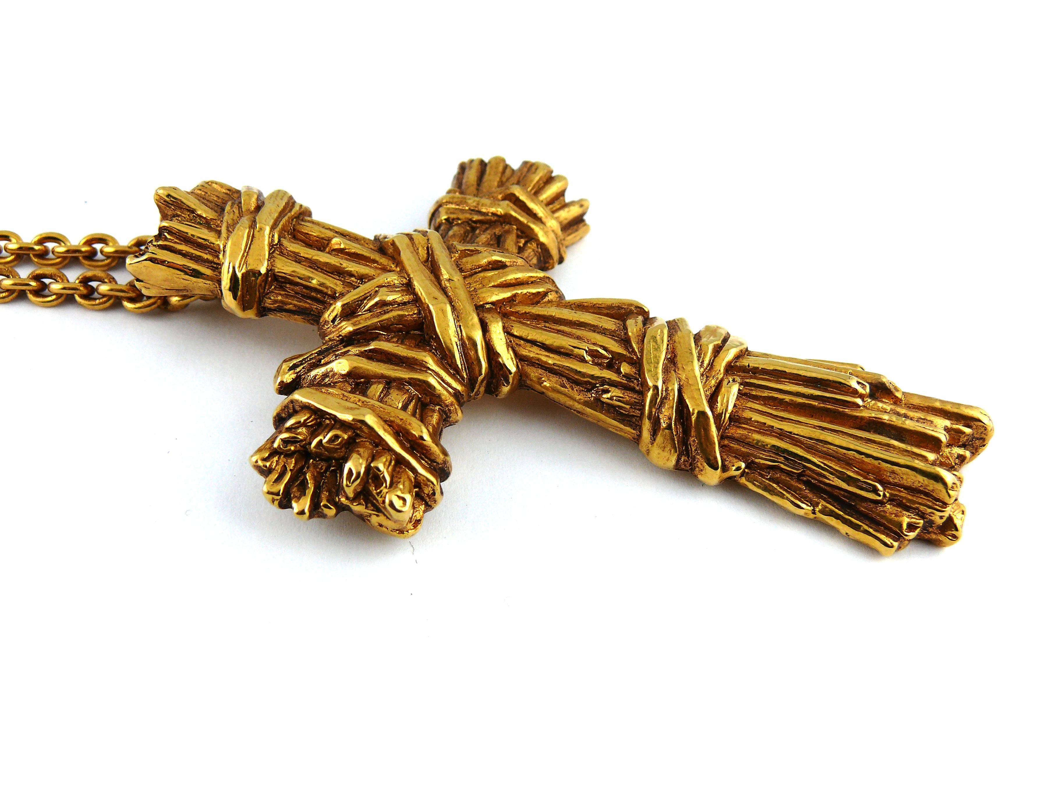 CHRISTIAN LACROIX vintage gold tone necklace featuring a massive ribbed textured cross pendant.

Marked CHRISTIAN LACROIX CL Made in France.

Indicative measurements : total length worn approx. 46 cm (18.11 inches) / cross approx. 10.5 x 7 cm