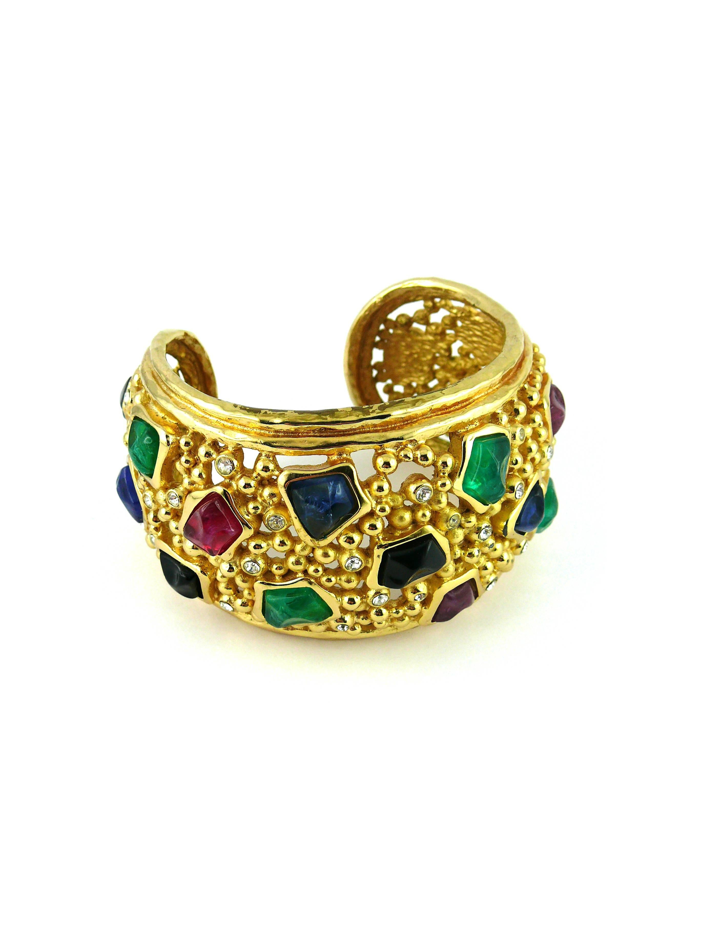 CHRISTIAN DIOR vintage multi stone cuff bracelet.

Openwork gold tone metal with pearl design, multi colored faux gem cabochons and white rhinestone embellishement.

Marked CHR. DIOR ©.

Indicative measurements : maximum width 8 cm (3.15 inches) /